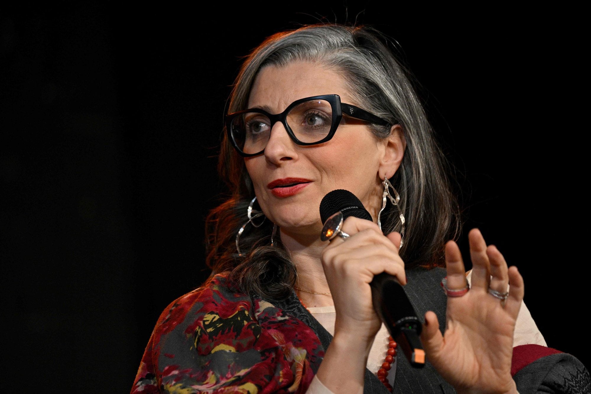Francesca Albanese habla durante un acto público organizado por el Centro Internacional Olof Palme en Belgrado
