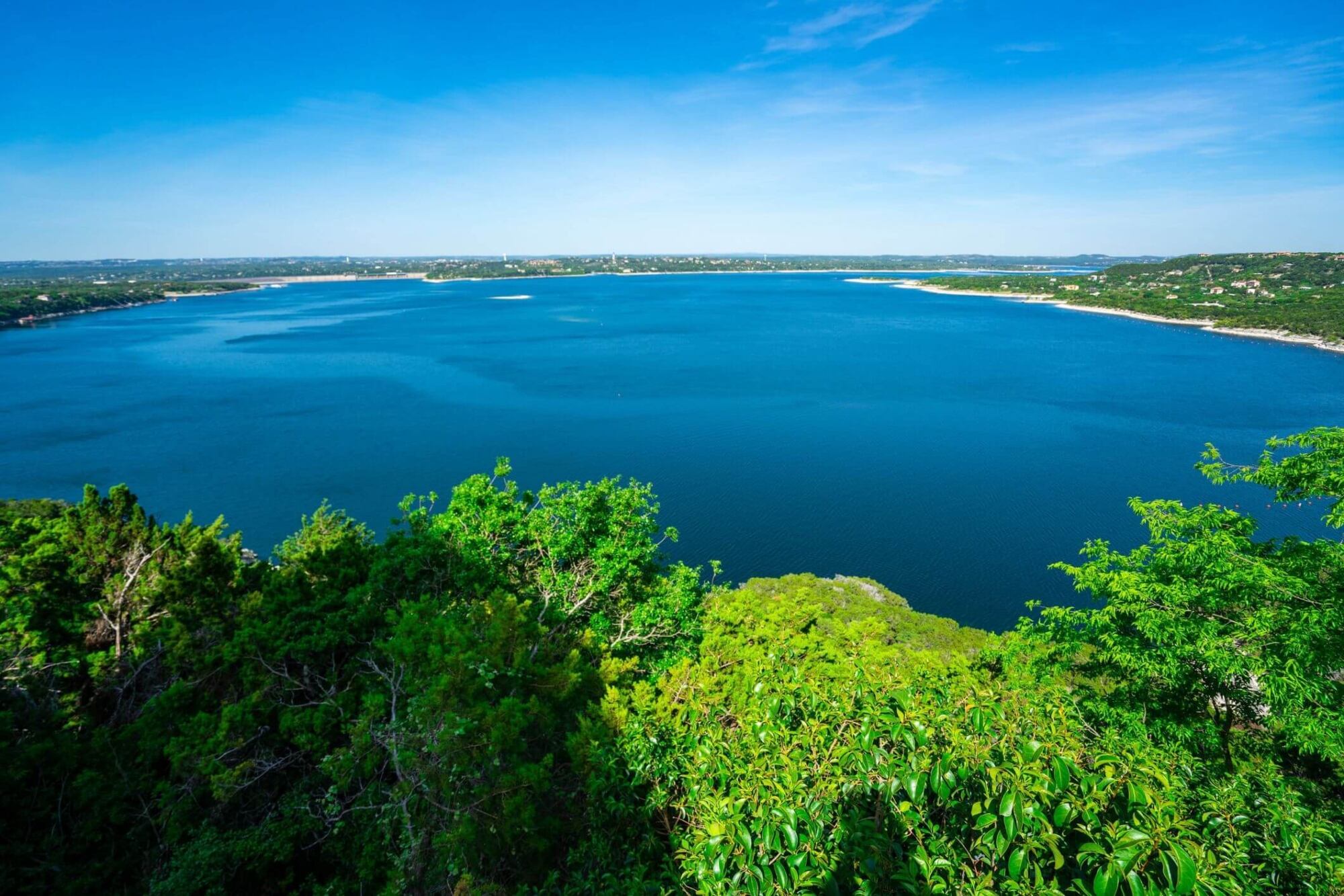 El Canyon Lake fue construido por el hombre para ayudar a la población aledaña