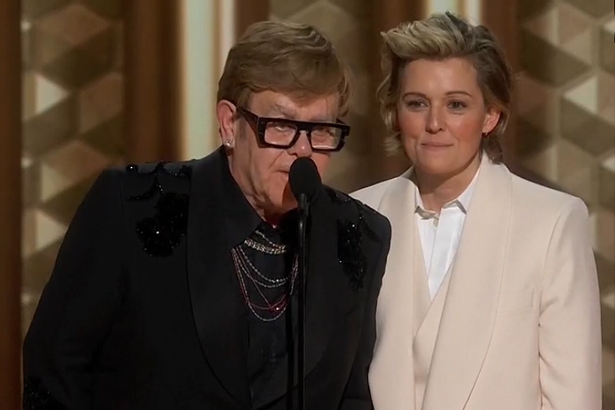 Elton John y Brandi Carlile en los Globo de Oro 2025