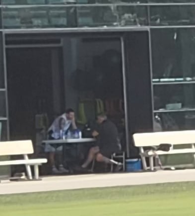 Messi hablando con Chiqui Tapia en el entrenamiento de la selección argentina