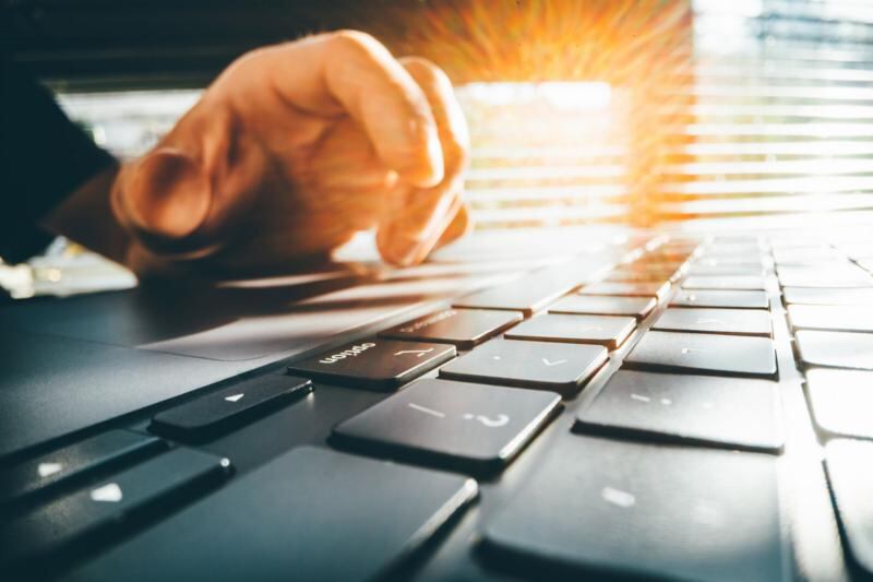 Para evitar errores, algunos sistemas siempre requerirán que las personas aprueben cualquier operación sensible