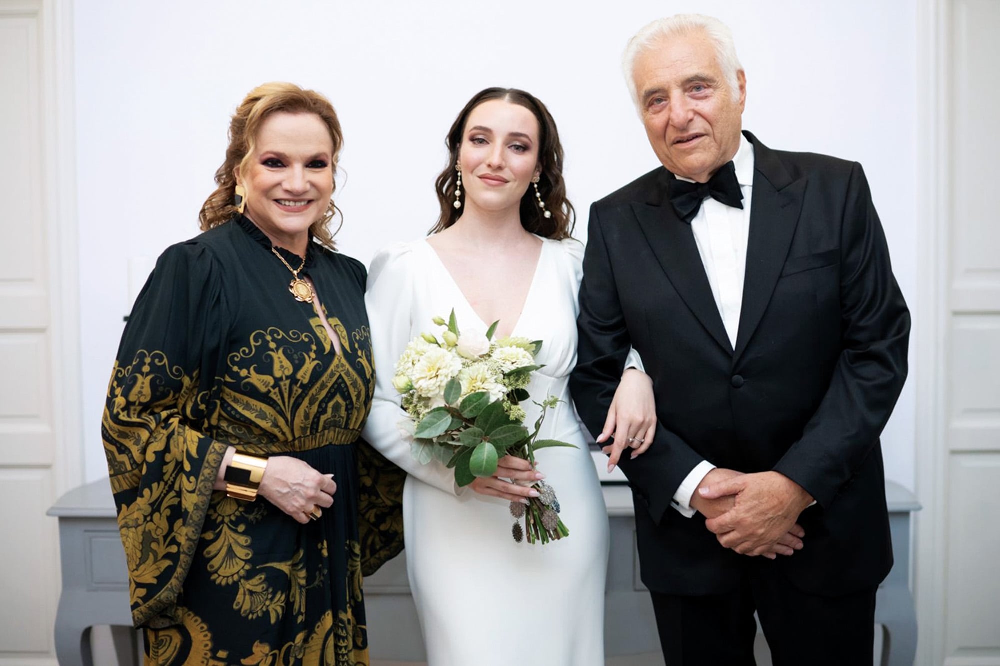 Rocío, en una foto junto con sus padres, Lucía Galán y Alberto Hazan
