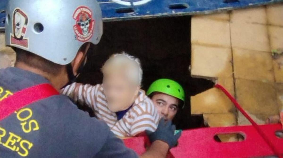 Rescataron a una mujer de 86 años que cayó a un pozo de cuatro metros en el patio de su casa en Rosario