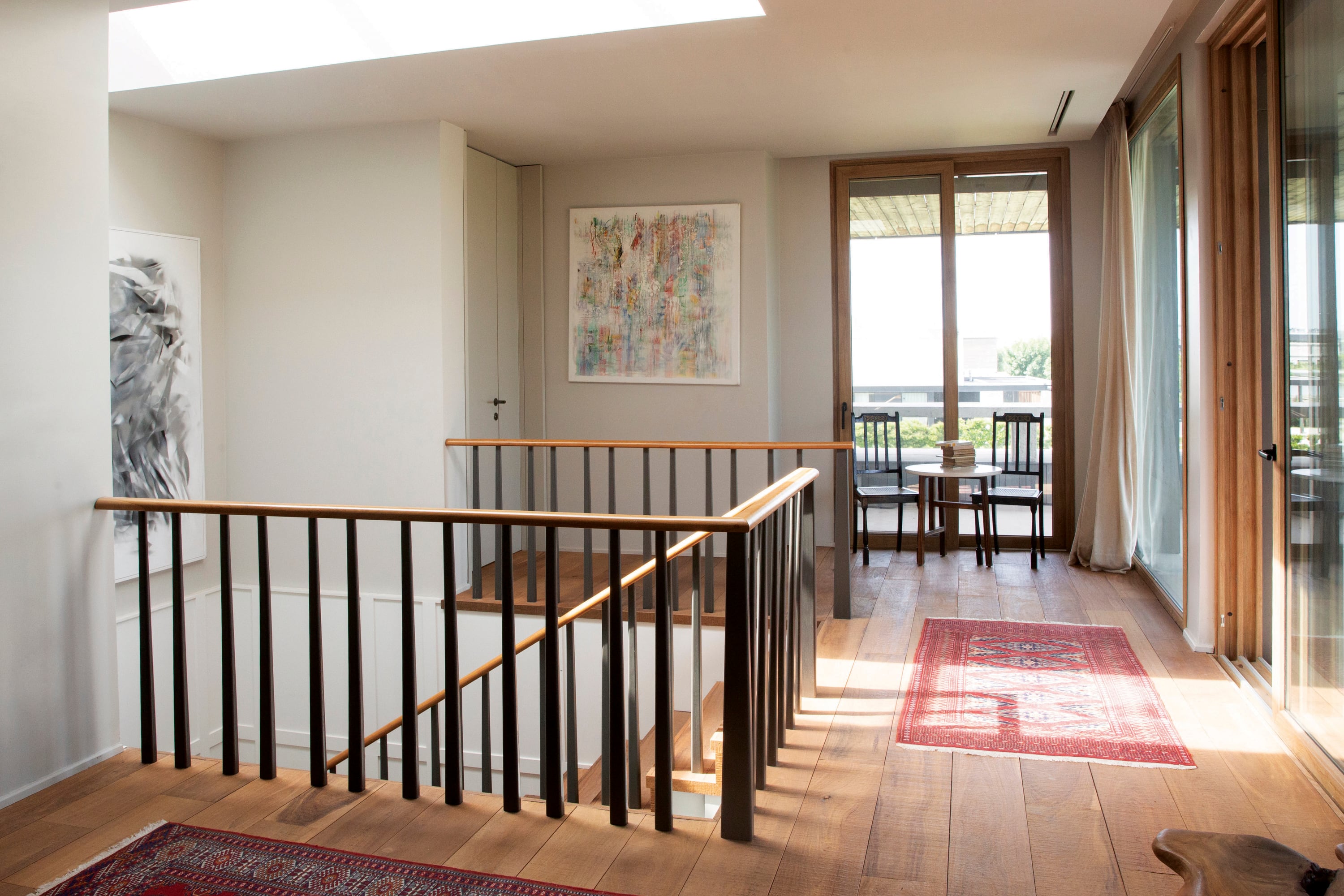 El hall de distribución que da a los cuartos, súper luminoso