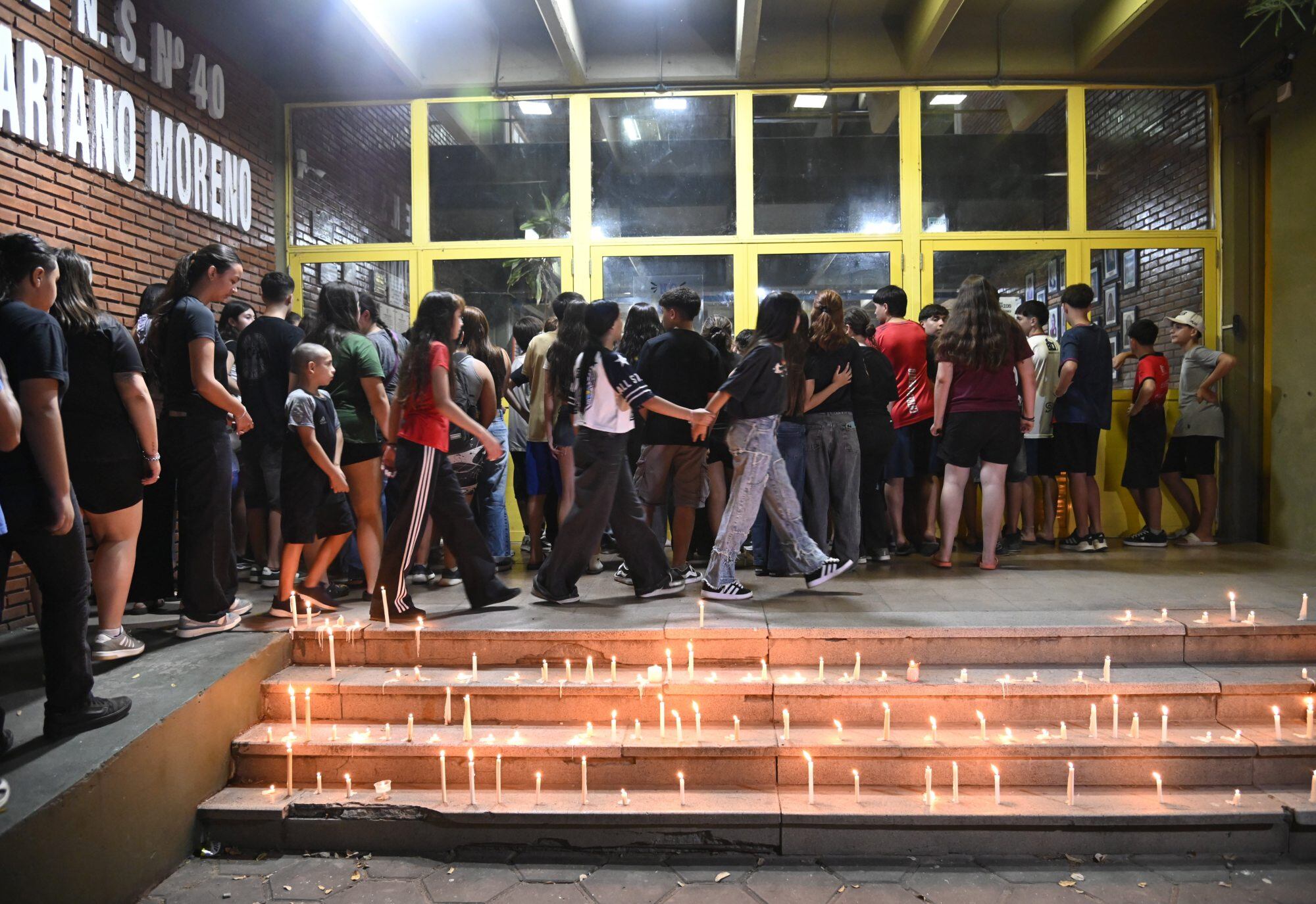 Esta mañana un chico llegó a la escuela Mariano Moreno armado con una escopeta y disparó a varios compañeros en la localidad de San Cristóbal, al norte de Santa Fe, como resultado hay una víctima fatal y algunos heridos. A la noche alumnos de la escuela , padres y vecinos prendieron velas en homenaje al chico asesinado