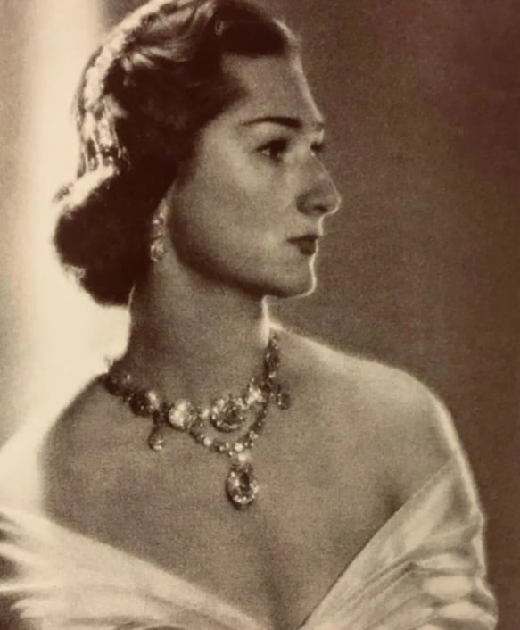 Neslişah Osmanoğlu (1921–2012) fue la última princesa otomana nacida durante el Imperio. Hija de la dinastía imperial, se convirtió también en princesa de Egipto al casarse con Muhammad Abdel Moneim. Su vida unió los destinos de dos monarquías desaparecidas.