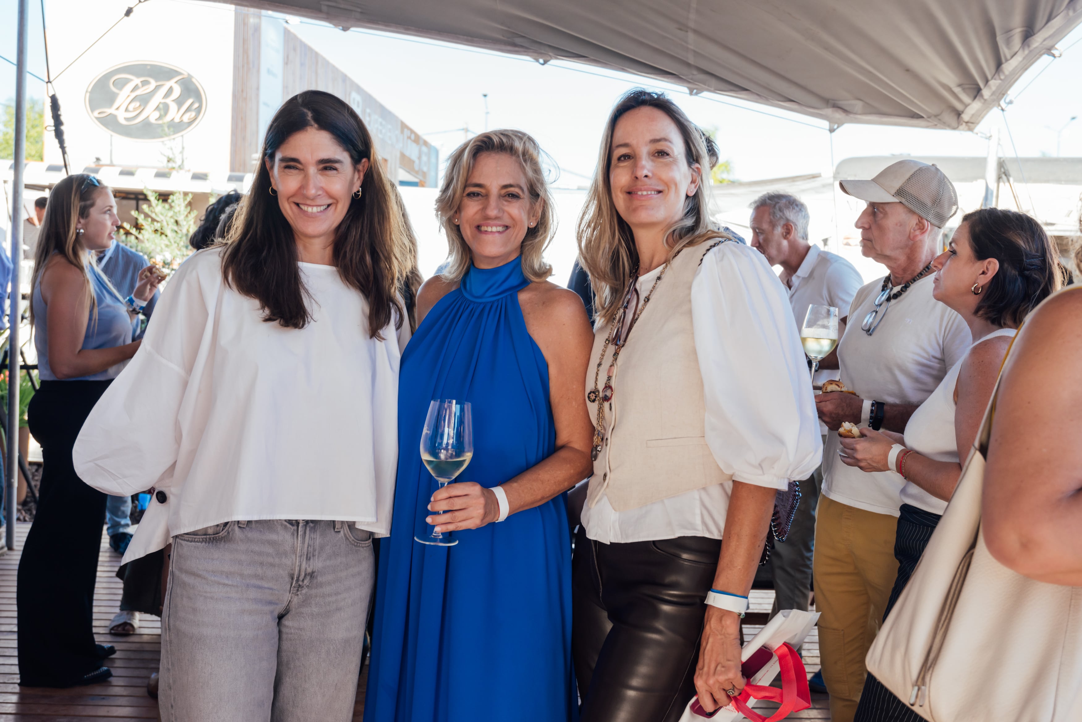 Mirá las fotos de la inauguración de Experiencia Living en Remeros Beach 25 Teresa de Elizalde, Pía Magri y Lucrecia Cornejo, de Diderot.art