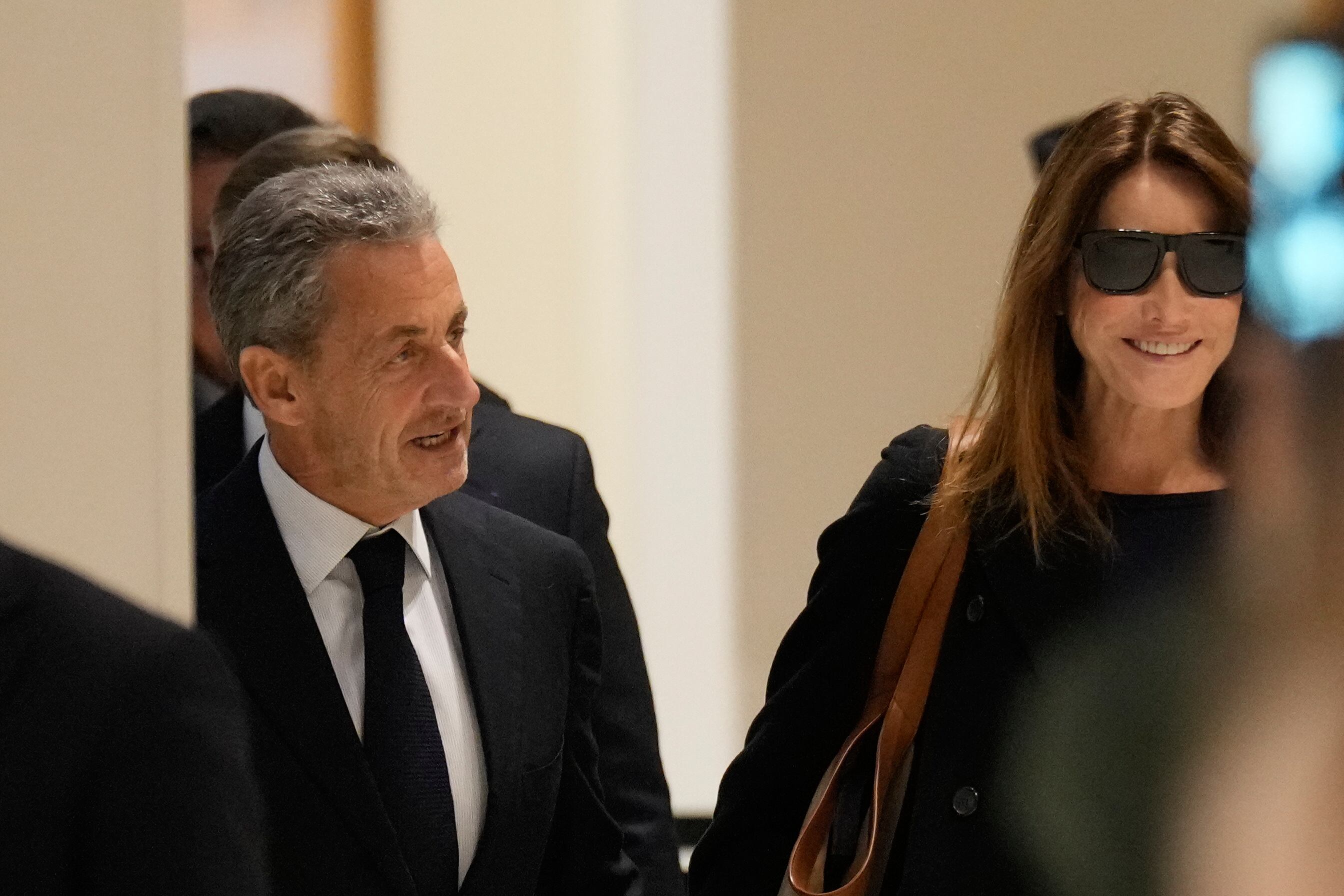Sarkozy y Carla Bruni llegan a un tribunal para la lectura del fallo