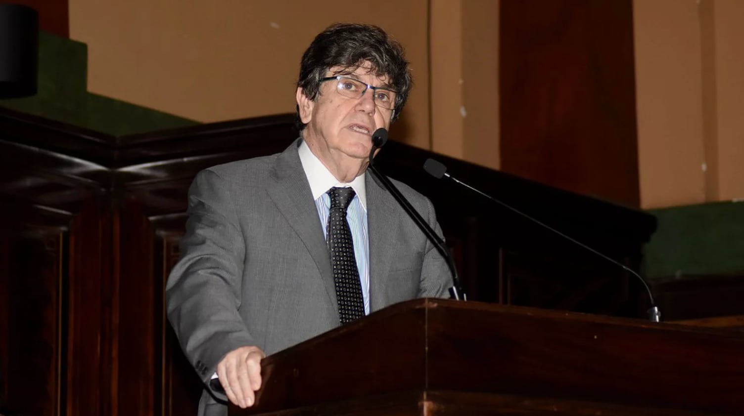 Juan Vicente Sola reeditó “Constitución y Economía”, libro pionero del análisis económico del derecho