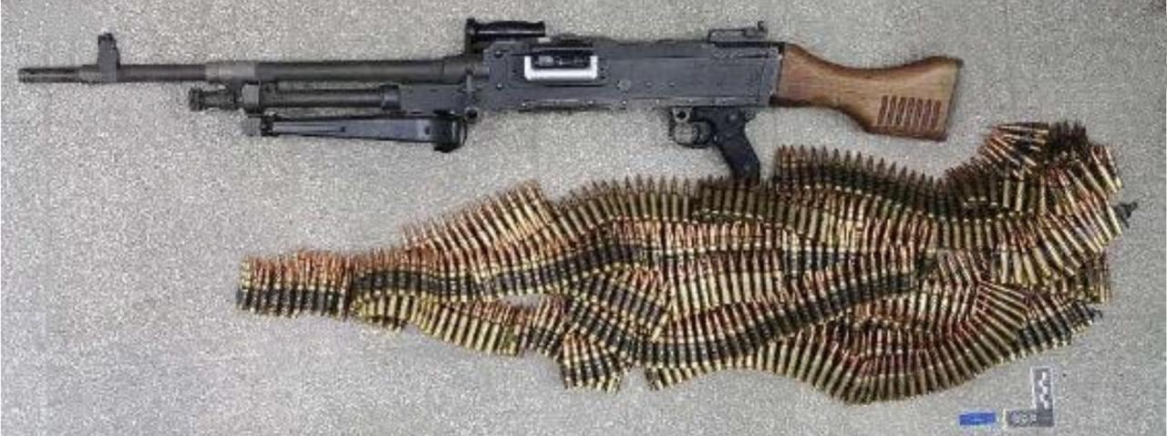 Encontraron un FAL de las Fuerzas Armadas argentinas entre el arsenal del Comando Vermelho 6 Un informe oficial en Brasil muestra la ametralladora MAG robada en la Argentina que formaba parte del arsenal del PCC