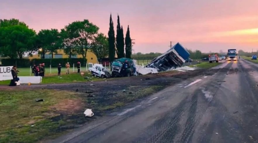 Tres personas murieron tras el choque frontal entre un camión y una camioneta en Entre Ríos.