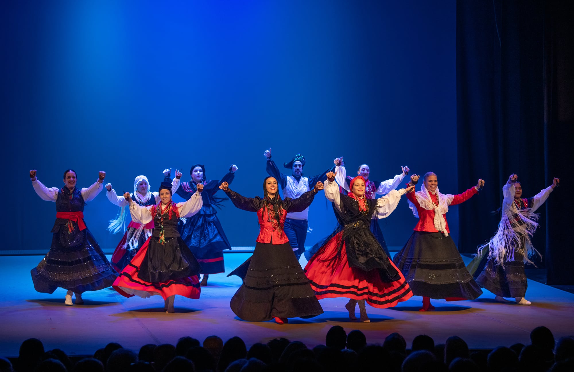 La Sociedad Parroquial Vedra participó de la función con un puñado de danzas típicas de Galicia