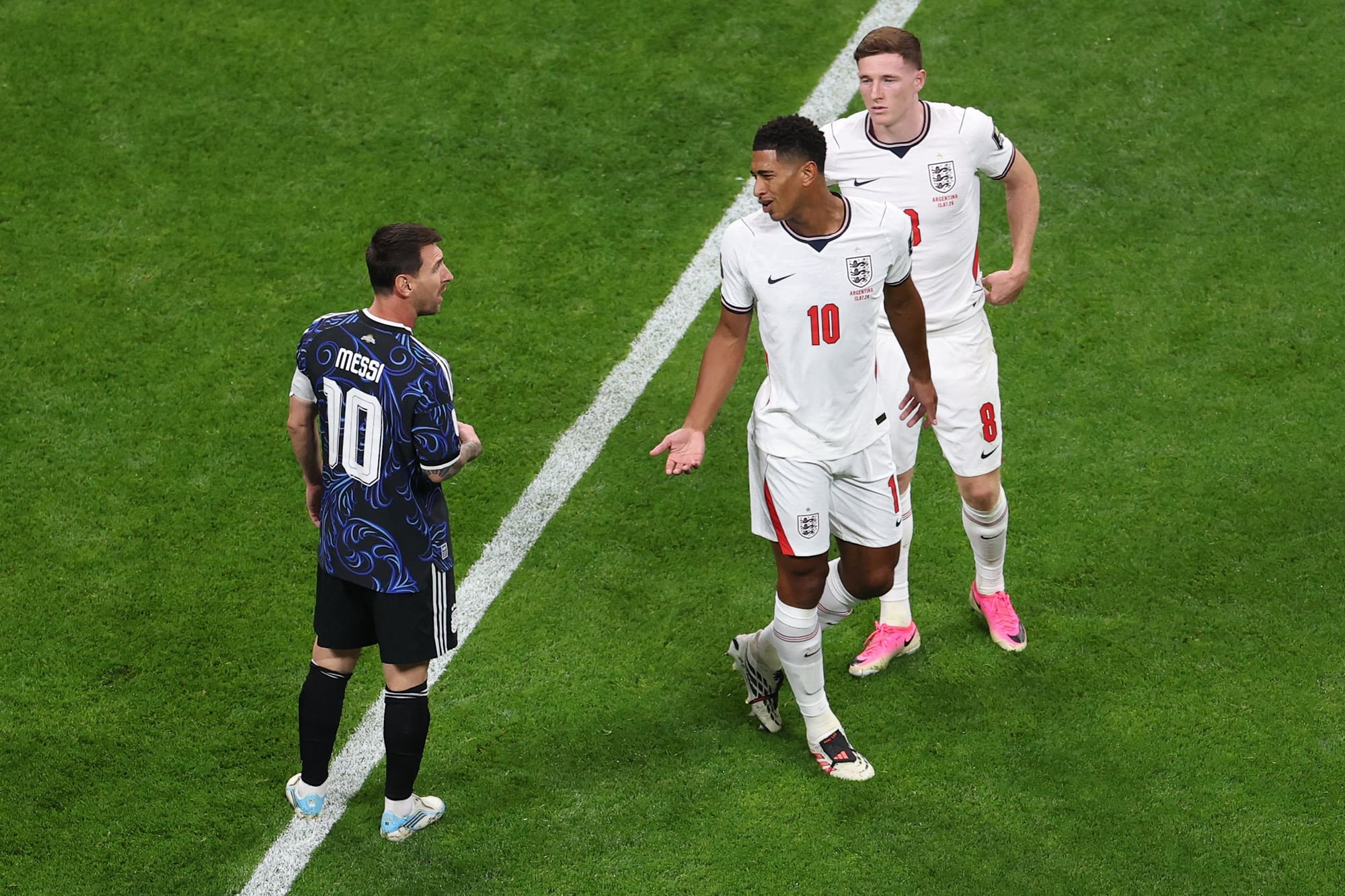 Lionel Messi discute con Jude Bellingham, en un partido que arrancó muy tenso
