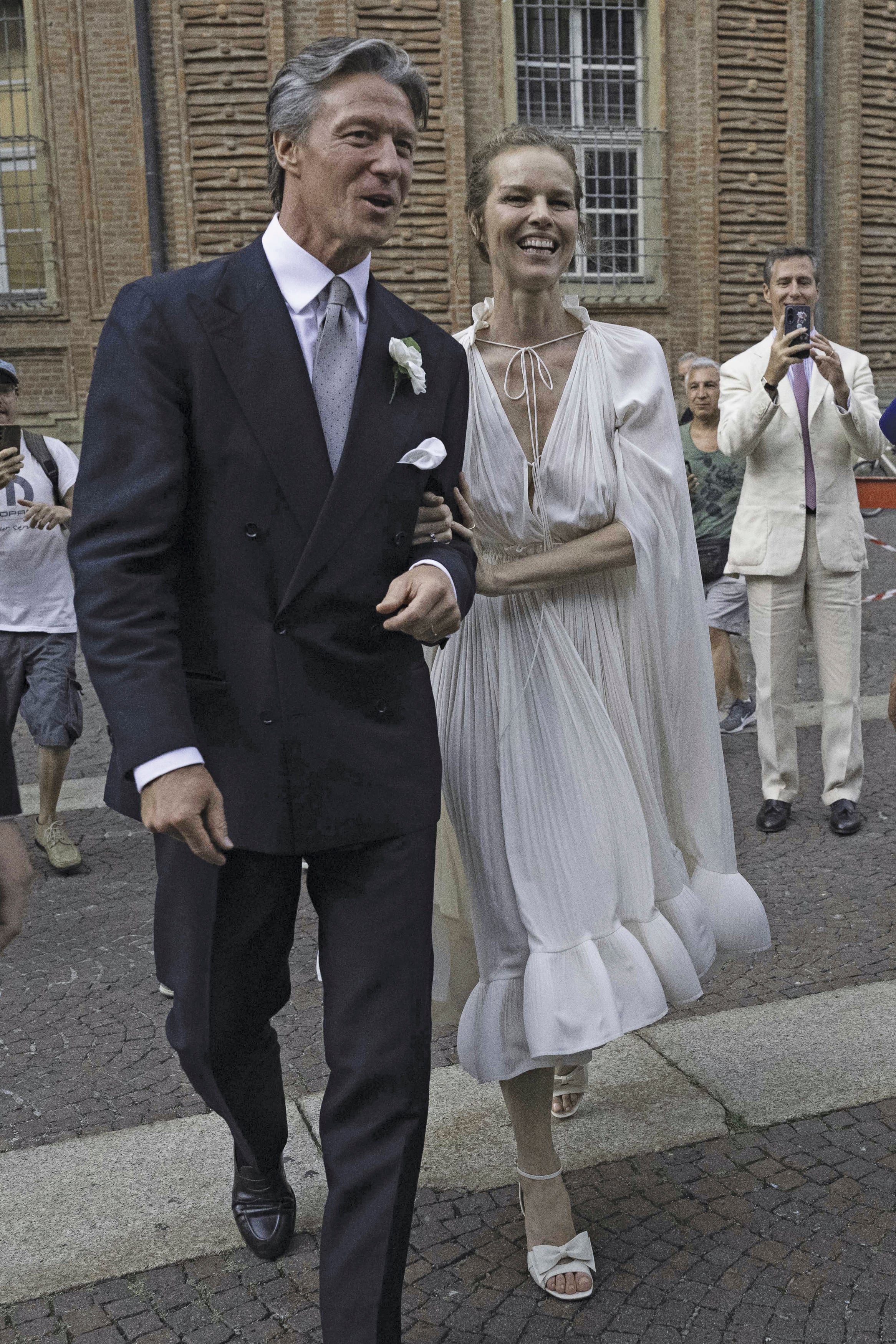 Eva deslumbró con un romántico vestido midi firmado por Lanvin, de inspiración boho y capa integrada de la colección otoño/invierno 2020 y completó su look decontracté con sandalias con un moño y un peinado recogido casual
