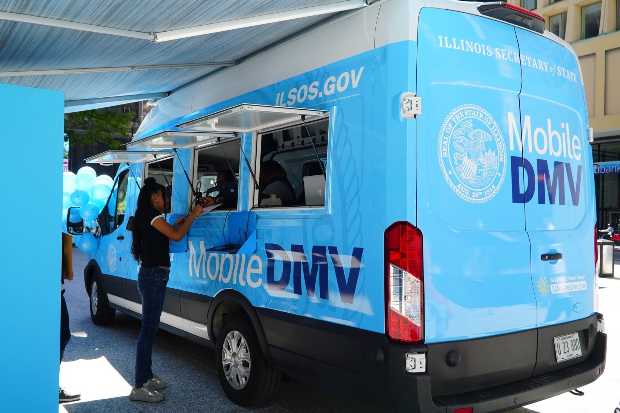 El estado de Illinois también ofrece oficinas móviles para facilitarle el trámite a los residentes (Archivo)