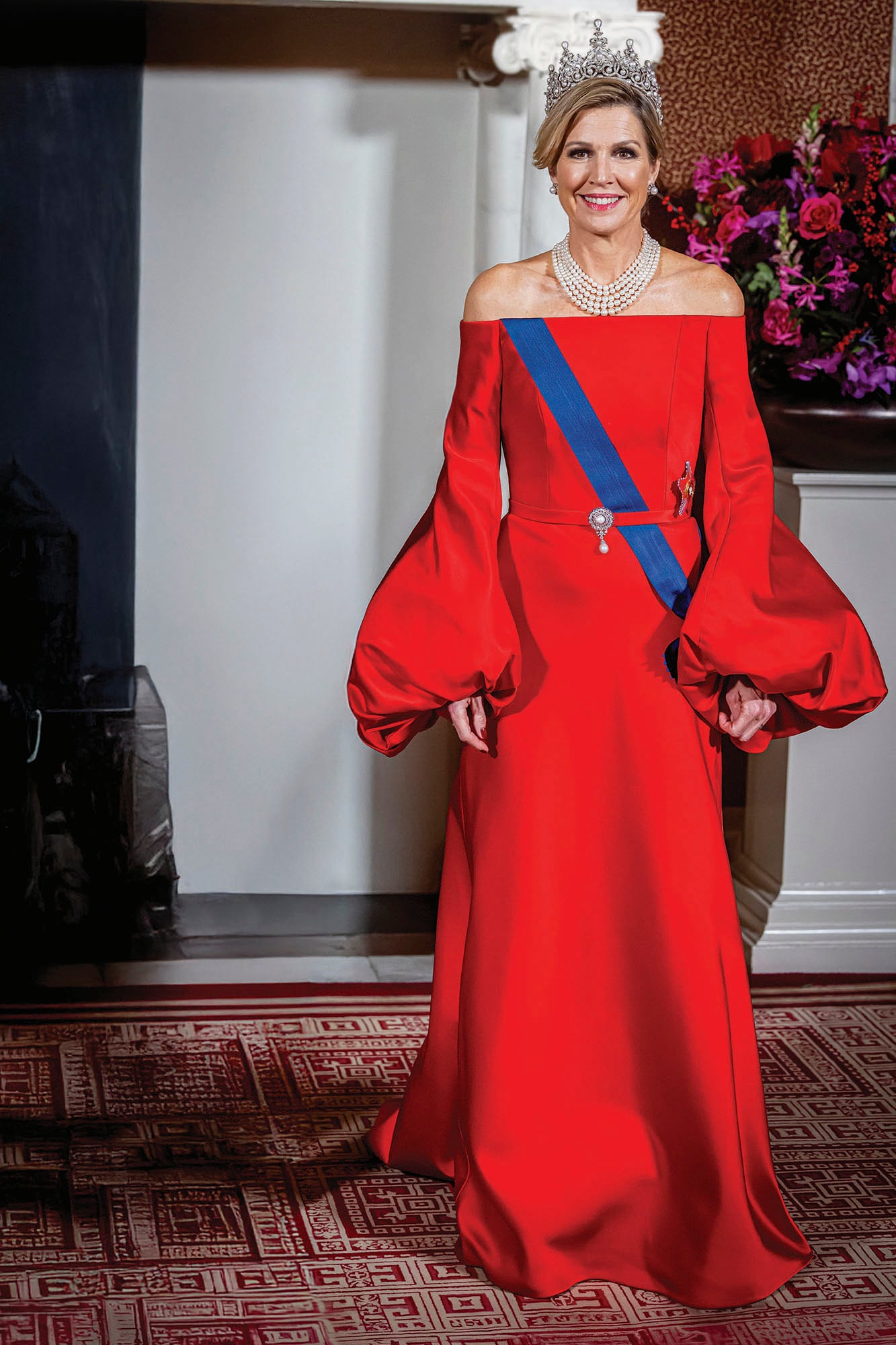 La Reina vestida con un diseño conocido como “Princesa Amor”, de Claes Iversen, con escote Bardot y mangas abullonadas en los puños. Máxima ya lo había lucido en 2023, para la boda del príncipe real de Jordania, Hussein bin Al Abdalá