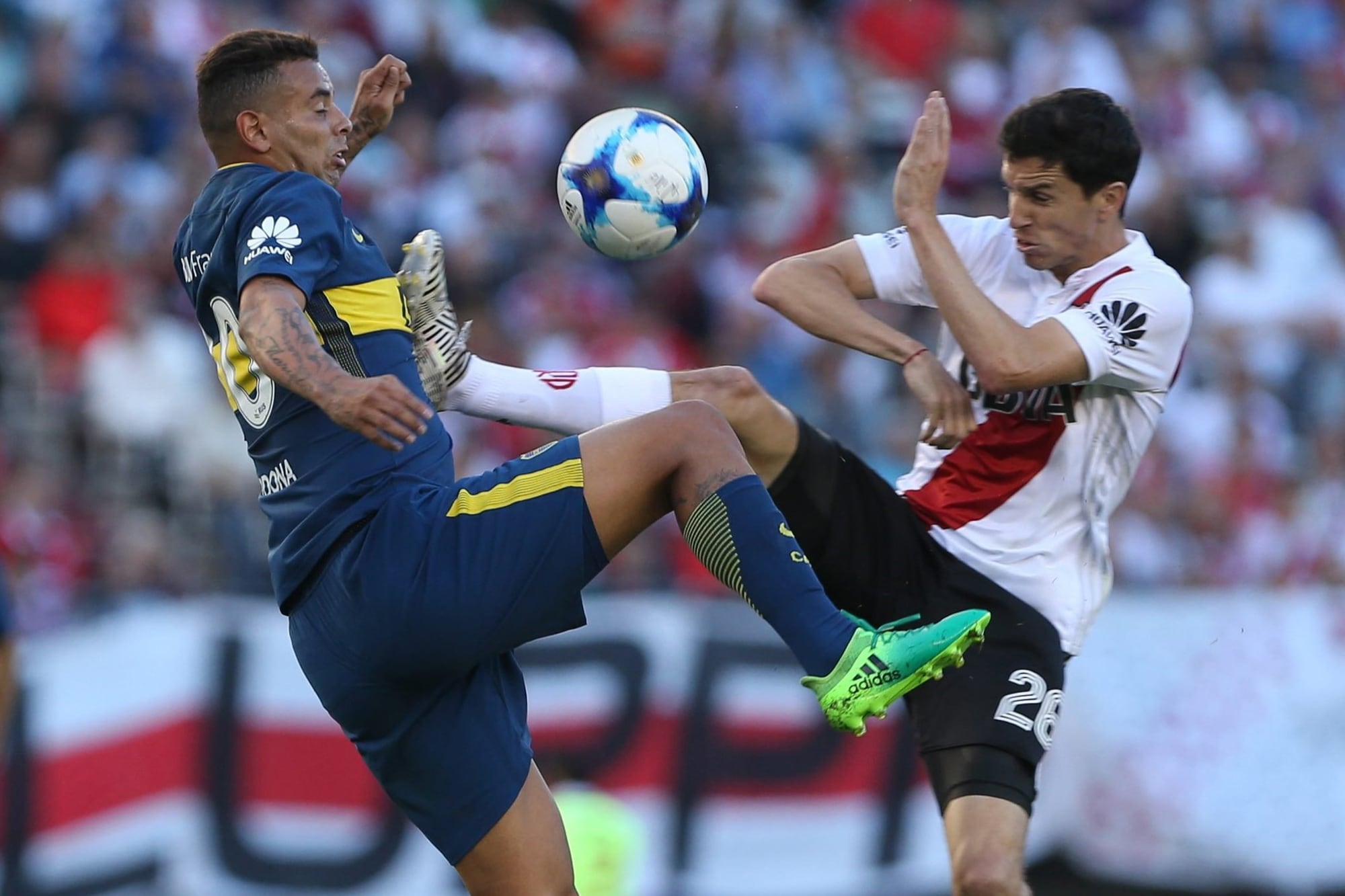 Nacho Fernández aplica la suela del botín derecho al pecho de Edwin Cardona en el River 1 vs. Boca 2 de 2017; el argentino fue expulsado y el colombiano convertirá en seguida un golazo de tiro libre.