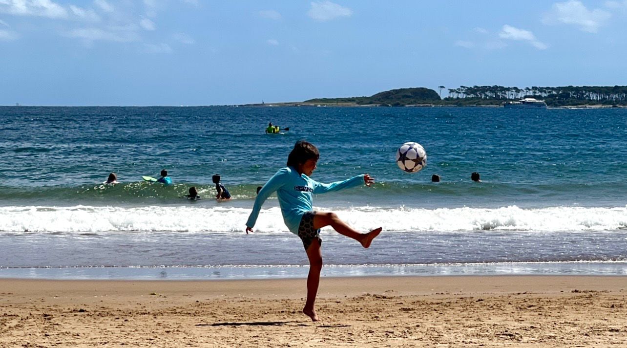 Jugando al fútbol, una de sus grandes pasiones.