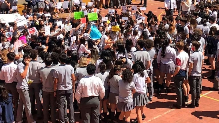 Junto a sus compañeras y chicas de otros colegios, Sofía se movilizó para pedir respuestas por parte de las instituciones escolares.