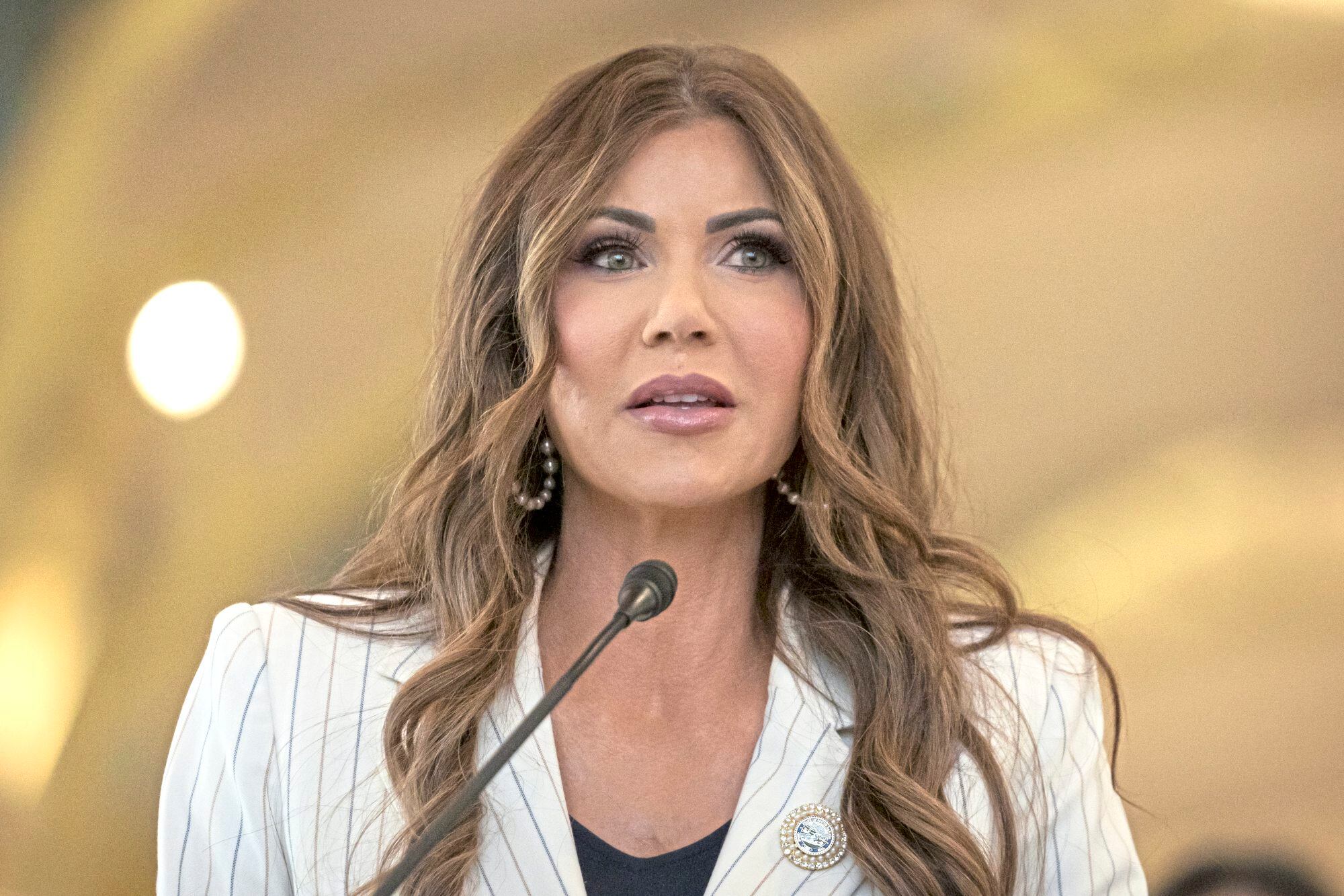 Kristi Noem asegura que las nuevas políticas de Donald Trump fueron la causa principal de la tendencia a la baja
