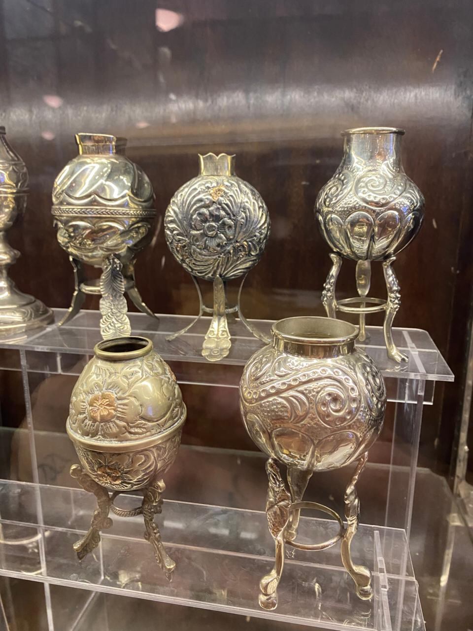 En exhibición puede apreciarse ejemplares del siglo XVIII y XIX que reflejan el auge de la platería en el Río de la Plata, mayormente elaboradas por orfebres de renombre