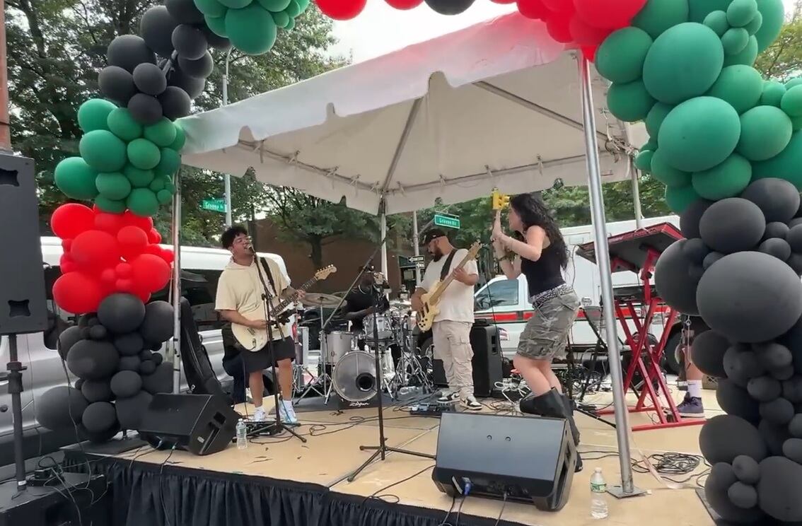 En estos eventos también se pueden encontrar pequeños escenarios con bandas en vivo