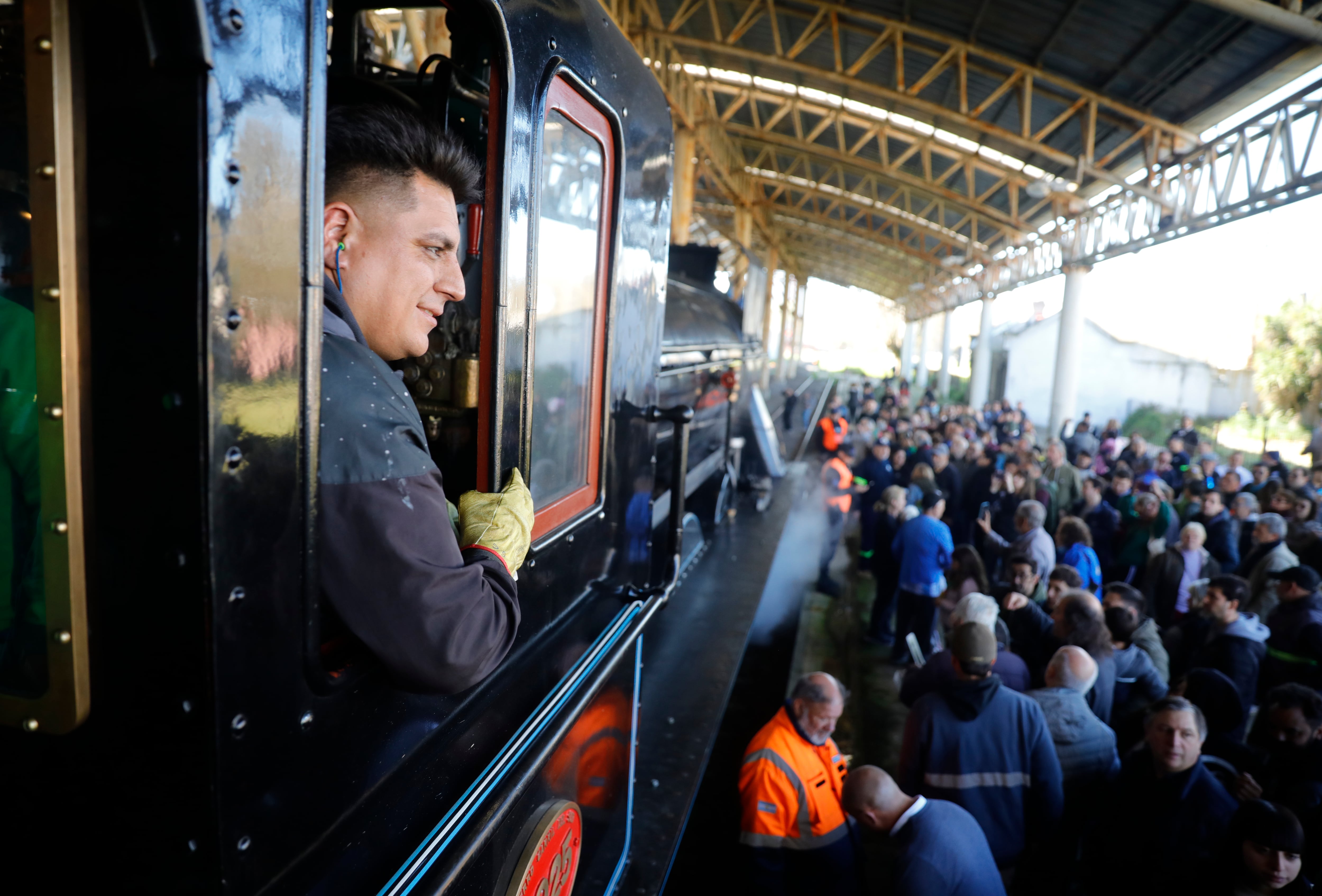 Euforia por la llegada de la locomotora 3925 a Mar del Plata para celebrar los 140 años del viaje del primer tren a esa ciudad