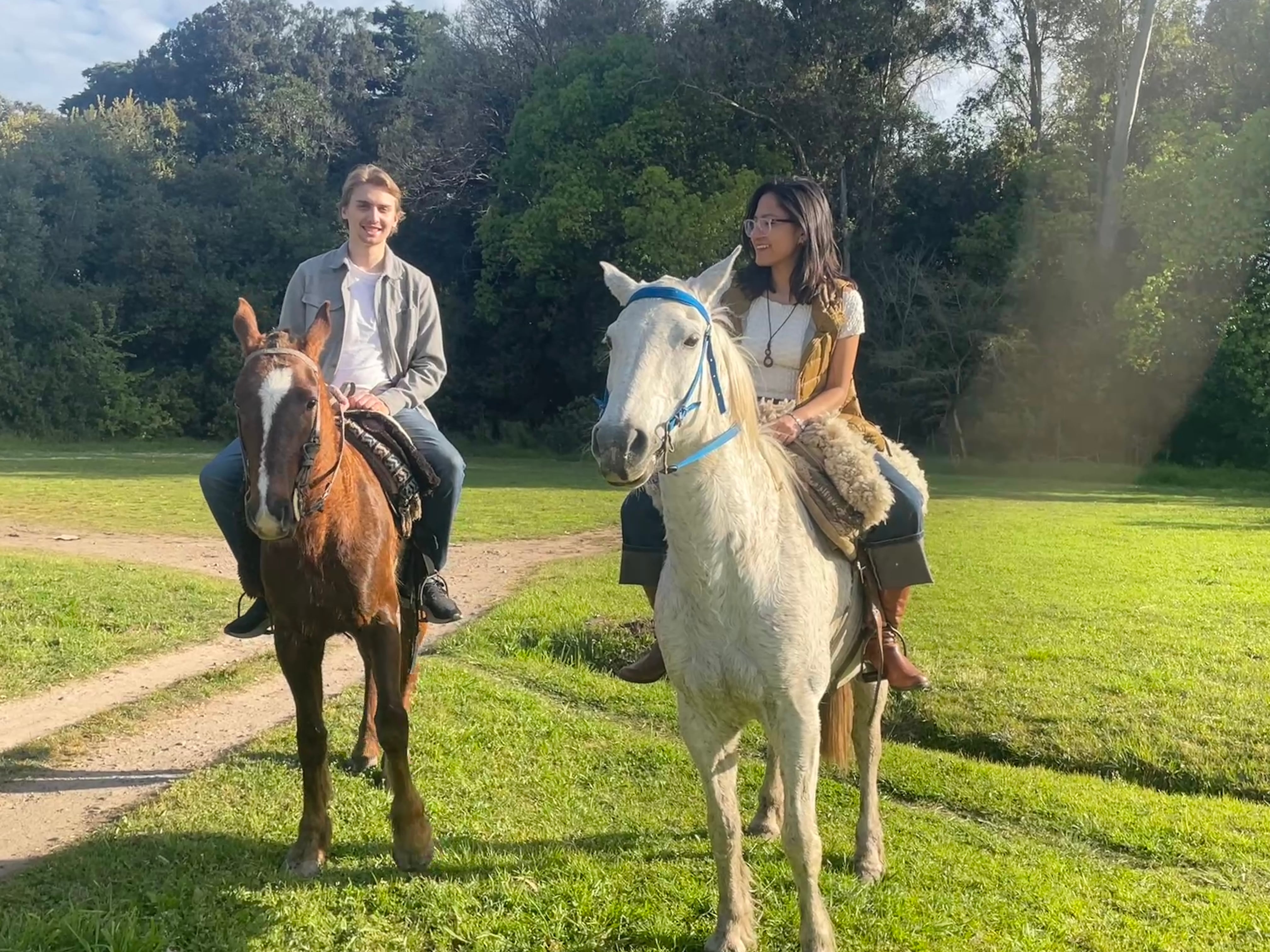Pia, junto a su novio.