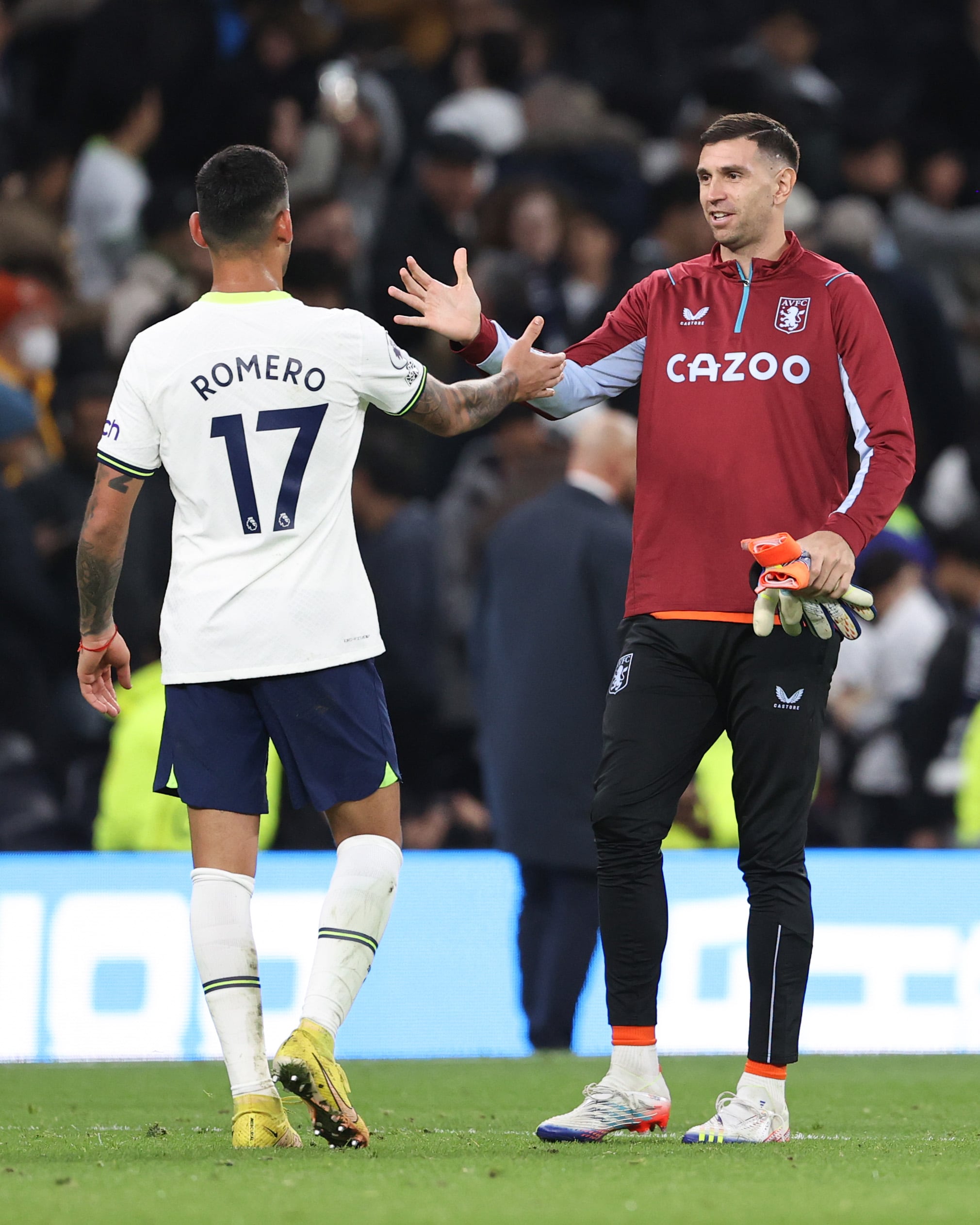 Cristian Romero, de Tottenham Hotspur, y su compatriota y compañero en el seleccionado argentino Emiliano Martínez, de Aston Villa, se encontrarán este viernes como rivales en la Premier League.