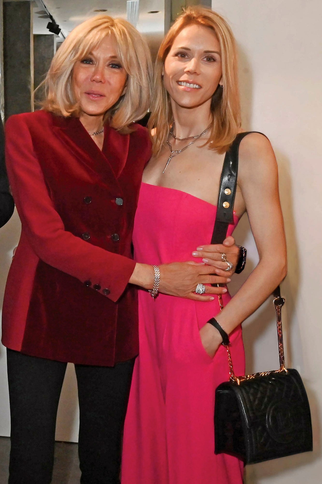 Así
como su madre, Brigitte
Macron, apostó al amor
junto a su segundo
marido, el presidente
de Francia, Emmanuel
Macron (a quien le lleva
veinticinco años), su heredera
vive una historia similar