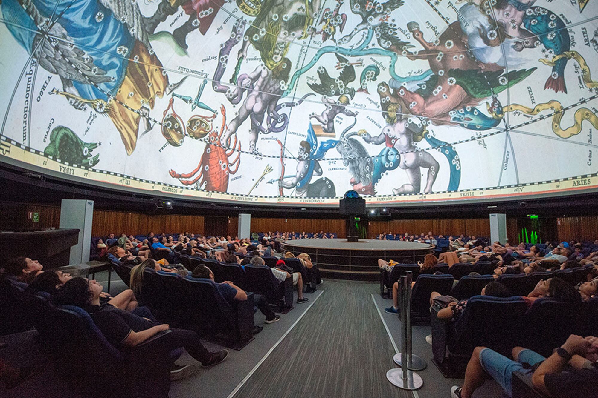 Un planetario es una instalación equipada con un proyector estelar capaz de simular el firmamento en cualquier fecha, hora y lugar del universo conocido