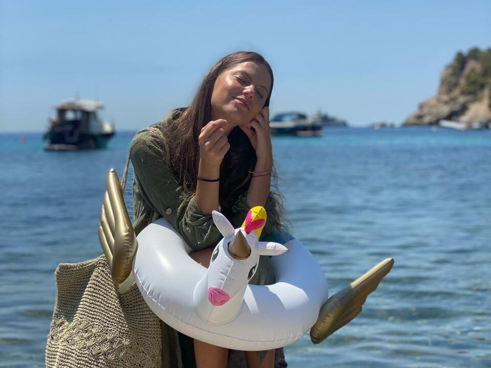 Micaela en las playas de Barcelona