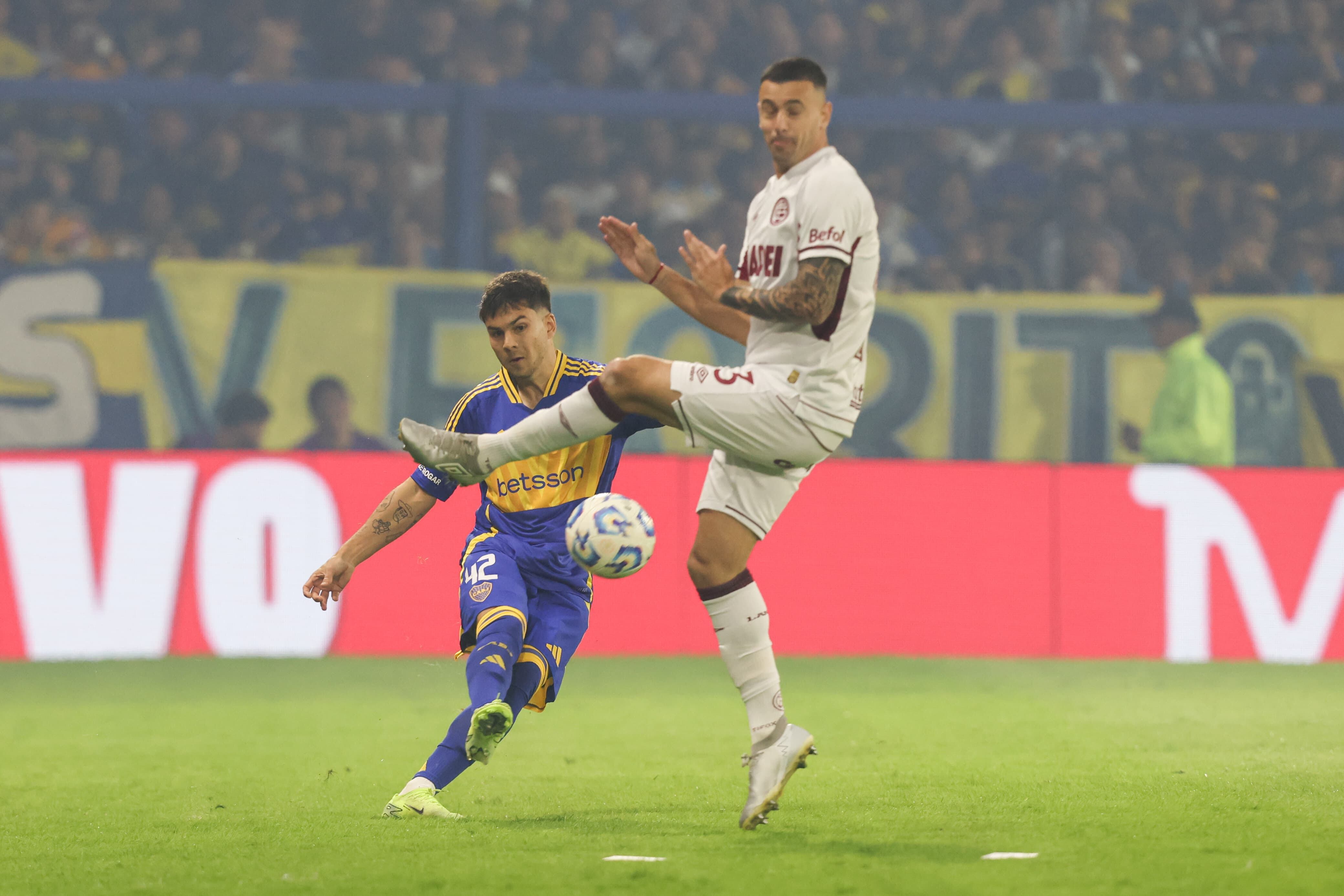 Blondel prueba desde lejos, lo intenta interceptar Carrera