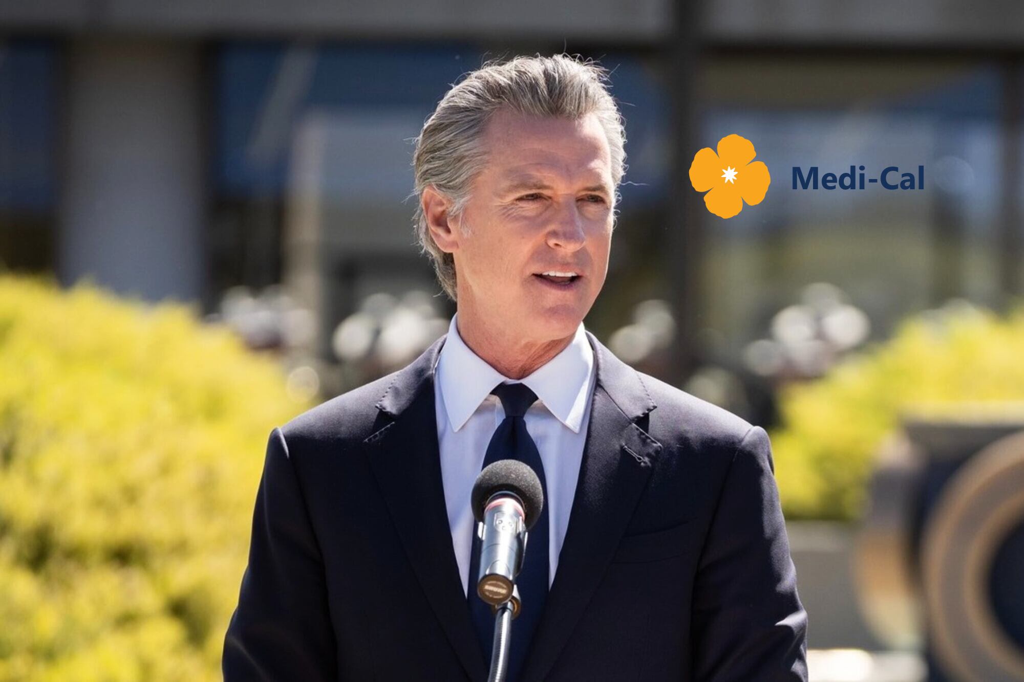 Newsom celebra un nuevo logro de Medi-Cal mientras California les cierra el acceso pleno a miles de migrantes