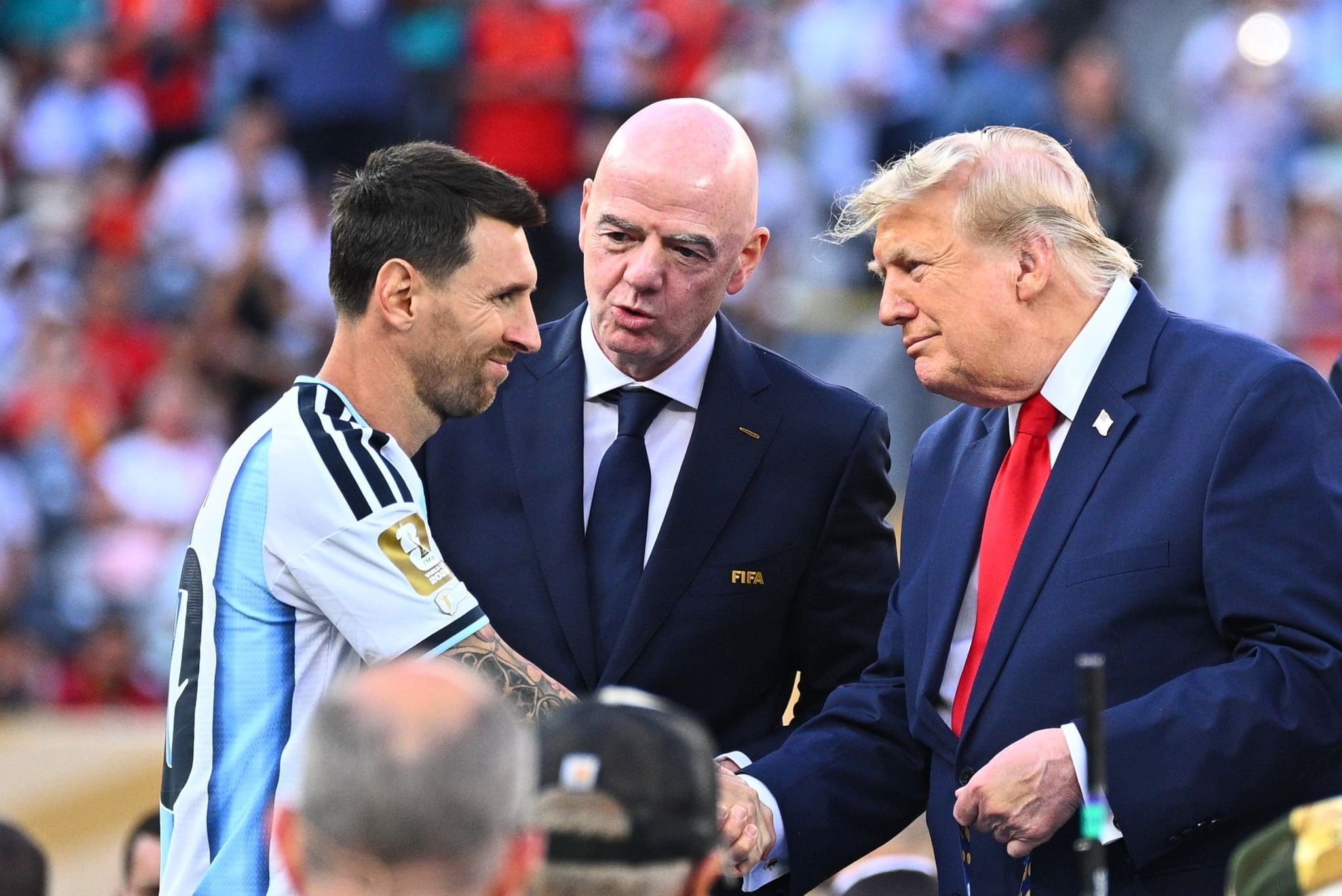 La selección consiguió lo más difícil: el afecto y el reconocimiento de la gente ya sin ser campeón 6 Messi recibe de Trump la medalla al segundo puesto