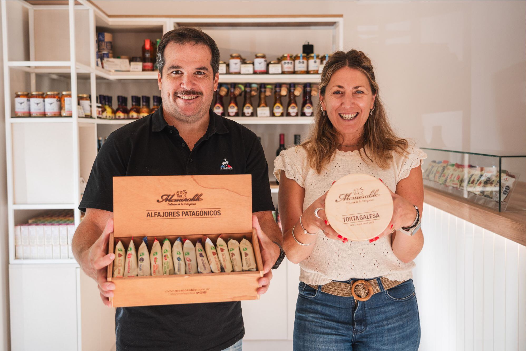 Mauro y su mujer Jessica en la apertura del nuevo local de tortas galesas y confituras chubutenses en Palermo