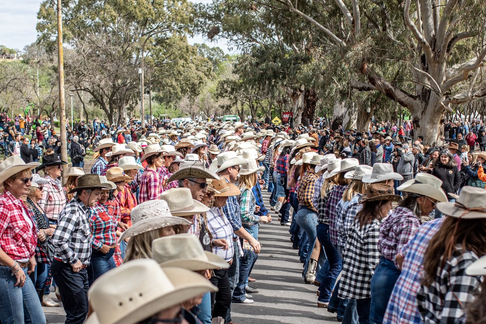 El fenómeno del line dance: el baile que conquista a quienes buscan hacer amigos y salir de la rutina