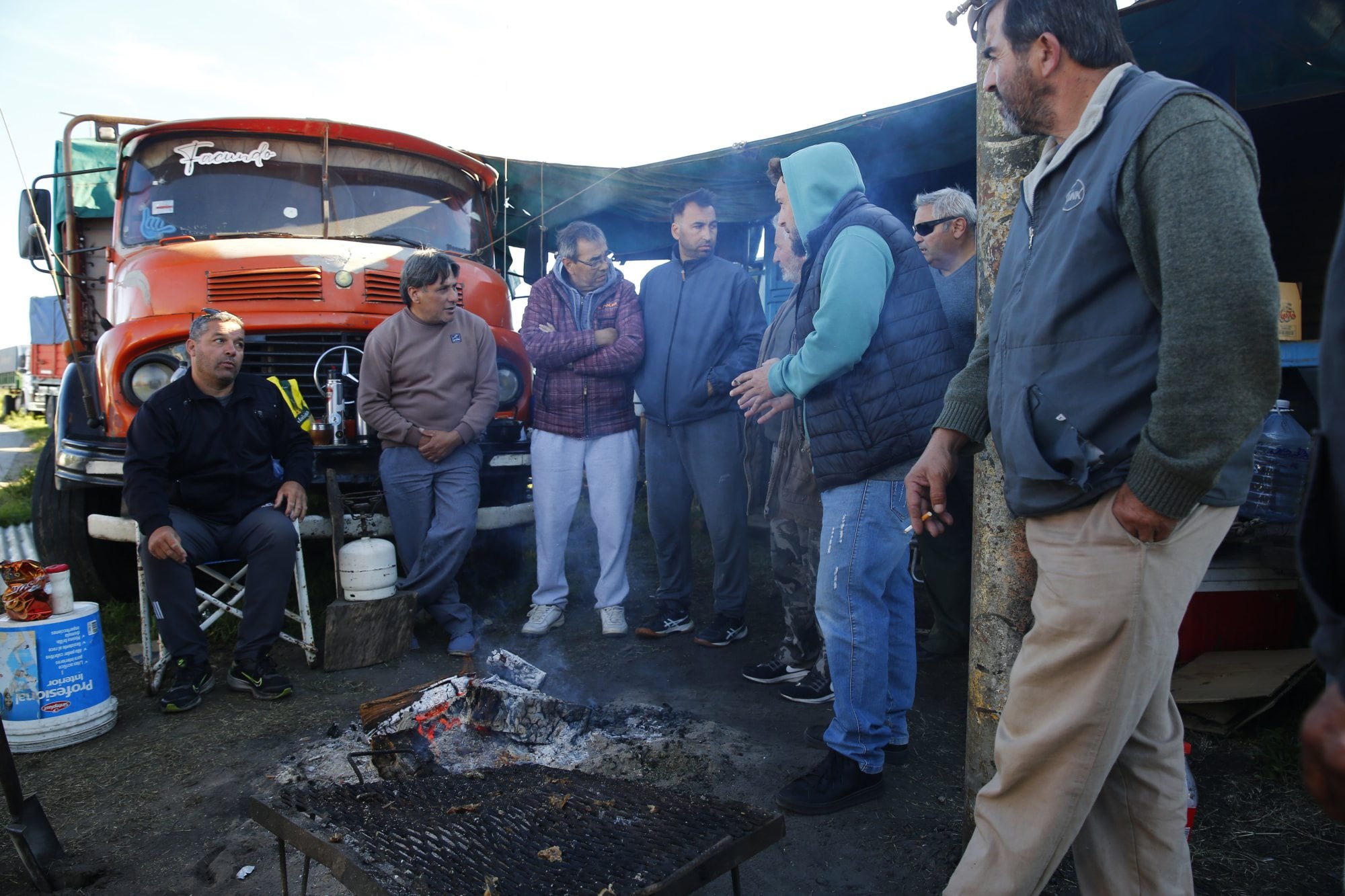 Transportistas en la rotonda de la ruta 88 y entrada a Quequén
