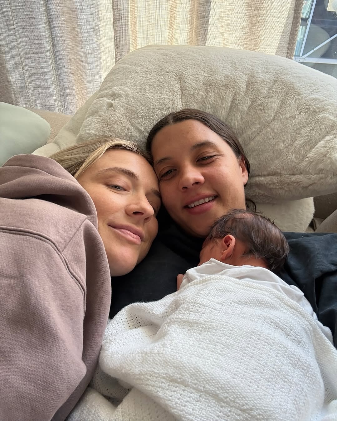 En mayo de 2025 nació su hijo Jagger (Foto: Instagram @samanthakerr20/@kmewis19)