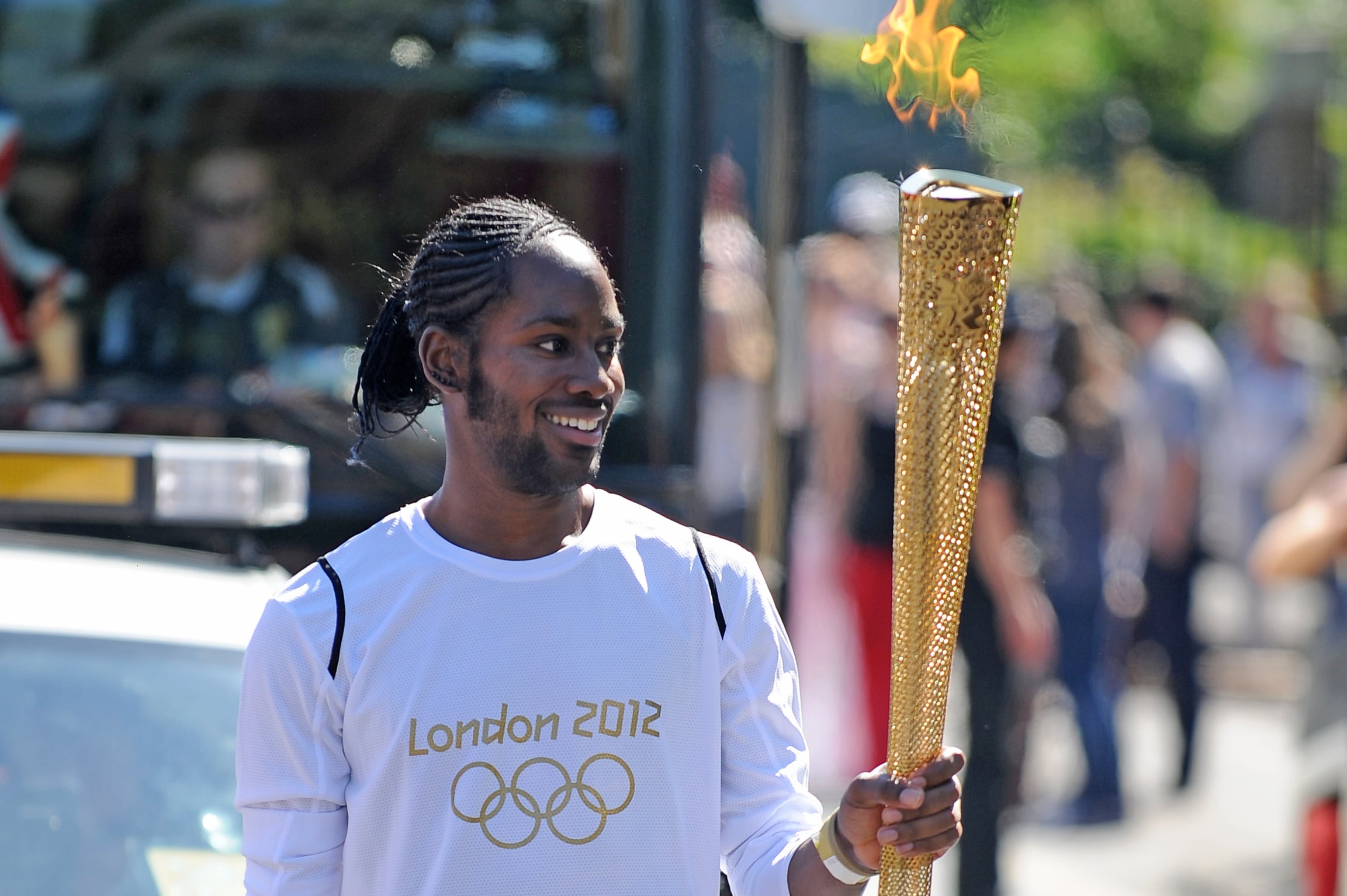 Jason Arday con la antorcha olímpica para el tramo entre Sutton y Merton en Londres el 23 de julio del 2012