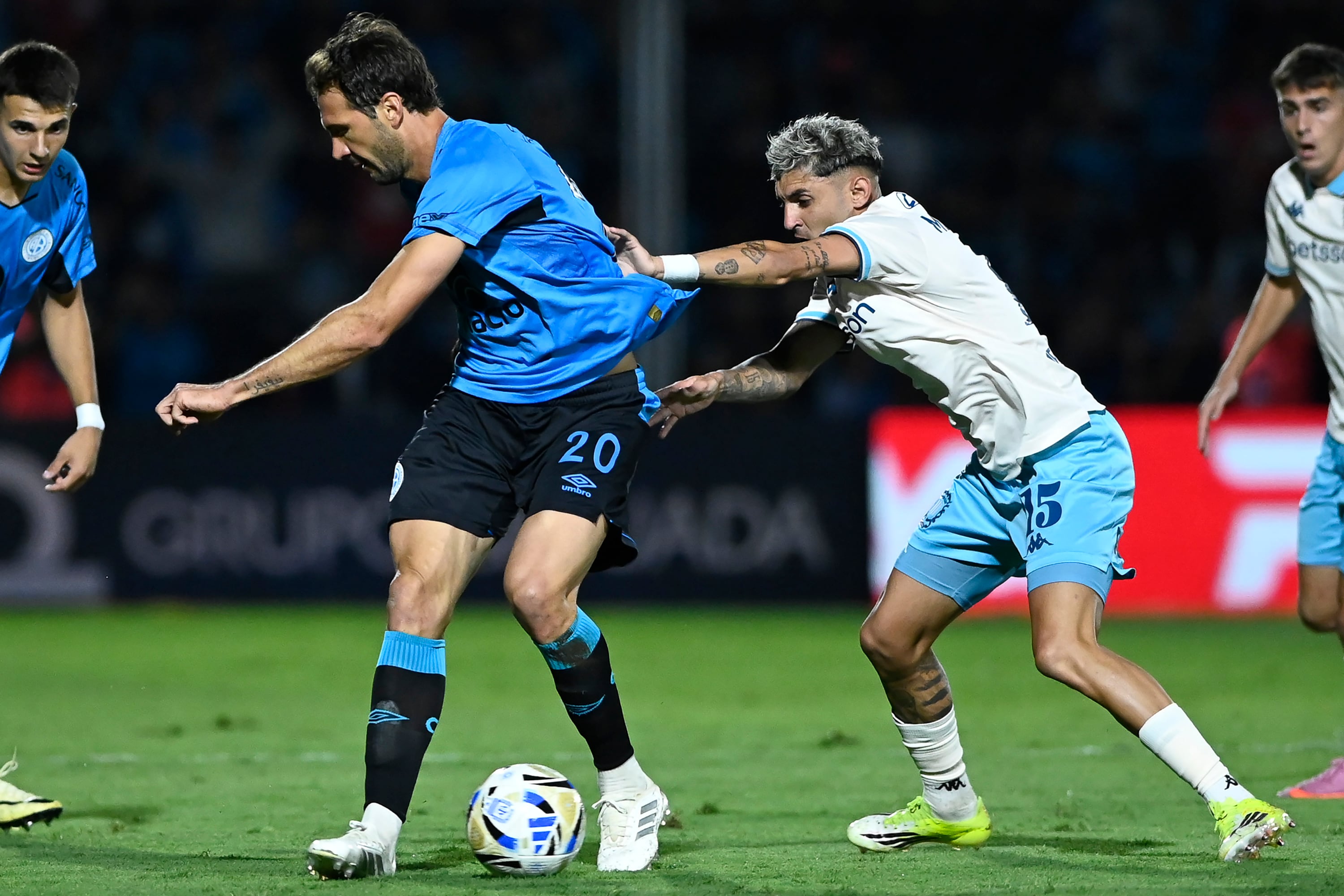 Gastón Martirena molesta al borde de la infracción a Franco