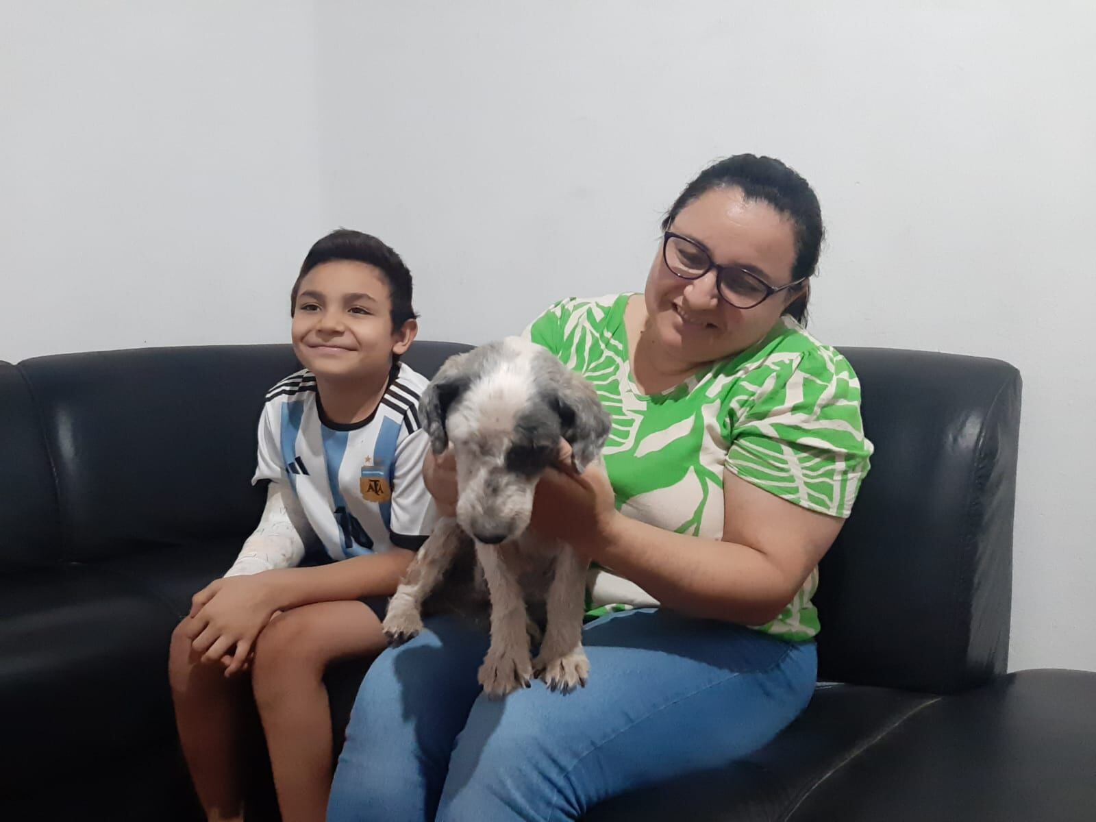 Felizmente adoptado: con su mamá Rina y su hermano Benja.