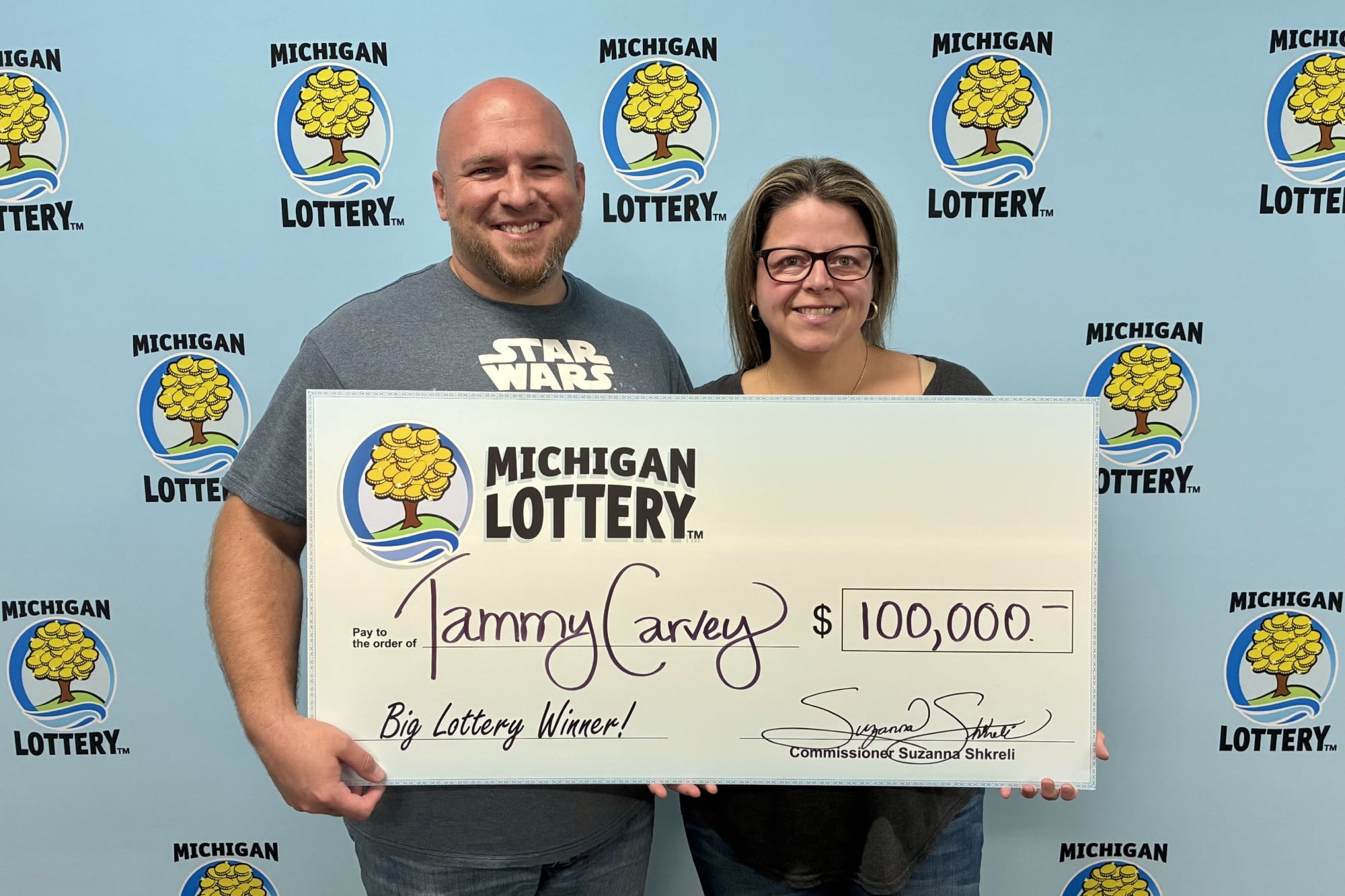 Una mujer de Michigan usó ChatGPT para elegir los números del Powerball y ganó 100 mil dólares