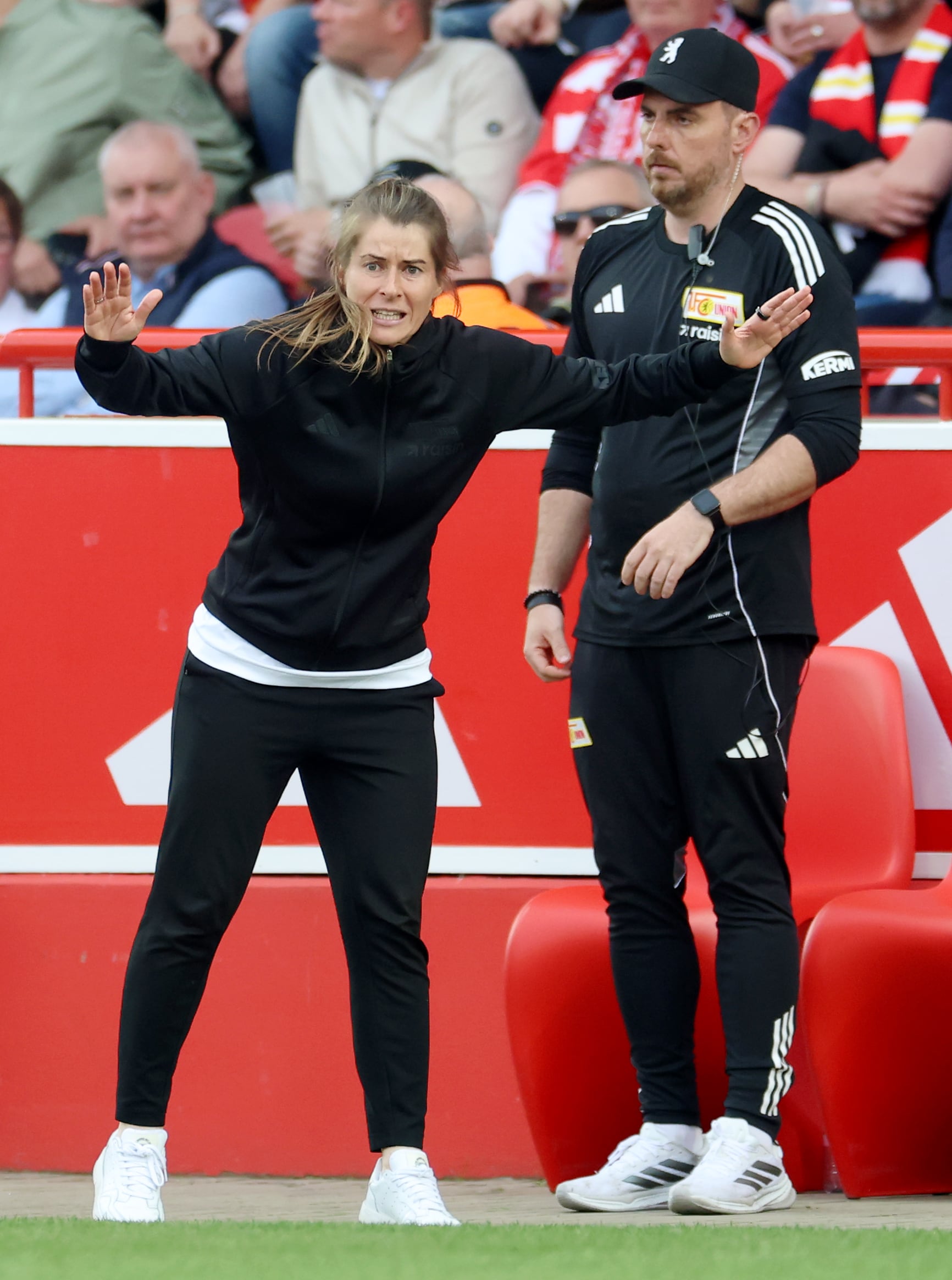 Los reclamos de Marie-Louise Eta a sus dirigidos en medio del partido que Union Berlin perdió con Wolfsburg como local por la Bundesliga