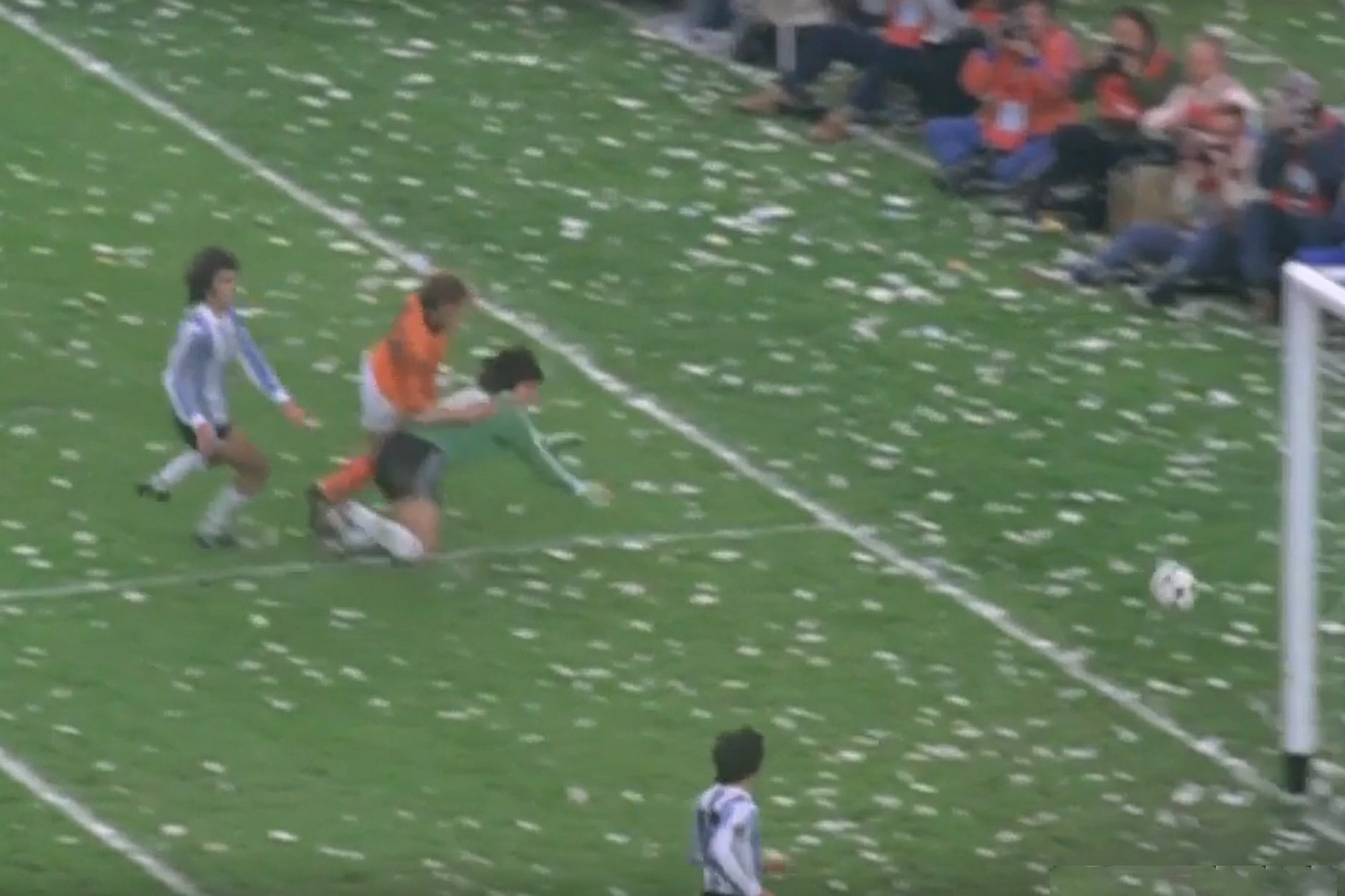 Rensenbrink define ante Fillol. La pelota dará en el palo, para el alivio de todos los argentinos