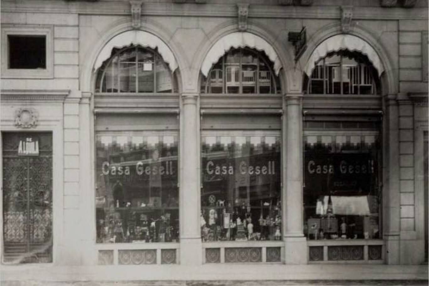 Frente de la Casa Gesell, ubicada en Diagonal Norte al 300, en la ciudad de Buenos Aires