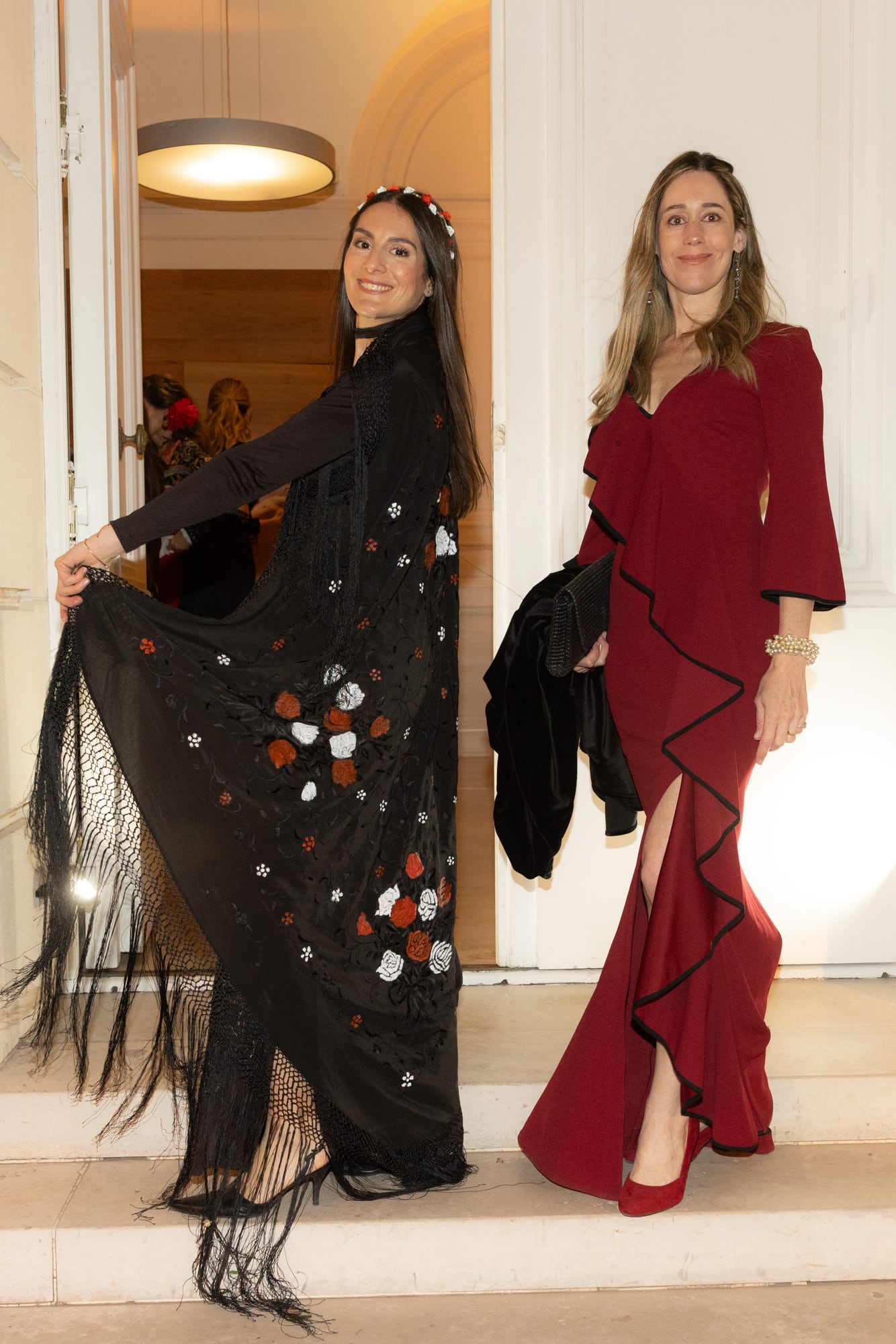 La artista plástica Sofía Pinto pintó a mano su chal y posó con su amiga Felisa Blaquier