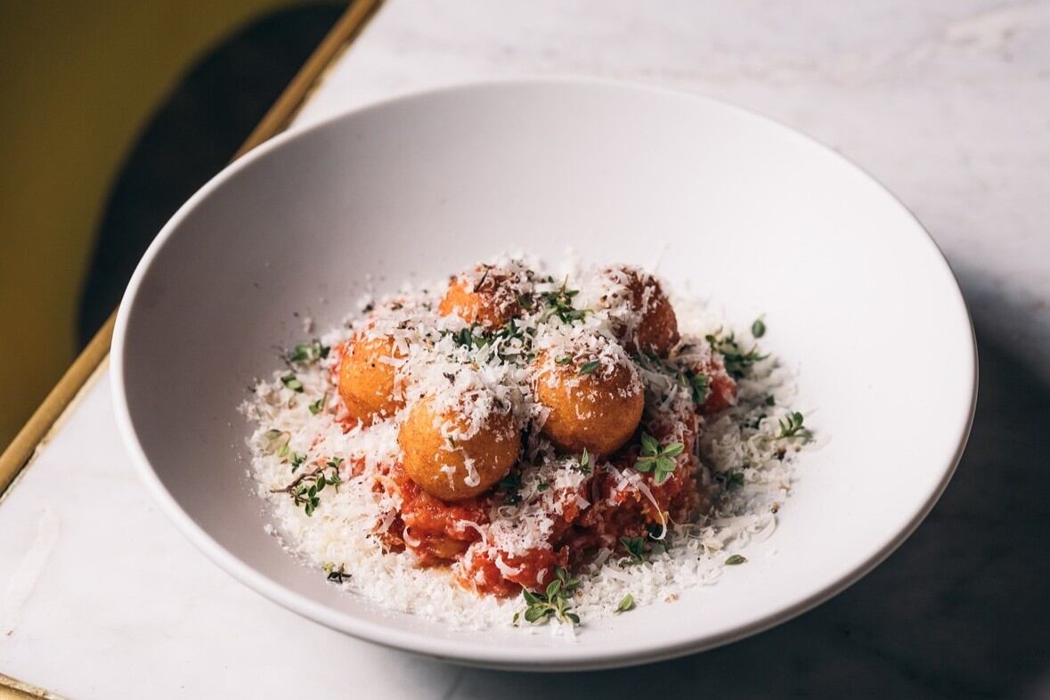 Ñoquis de sémola fritos, salsa de tomate, queso cheddar y aceto balsámico