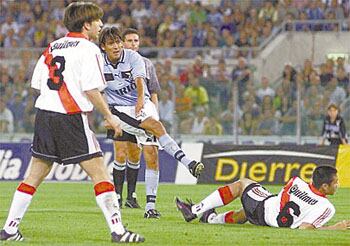 Simone Inzaghi remata en un Lazio-River, jugado en el Olímpico, el 21 de agosto de 1999 por el pase del Matador Salas