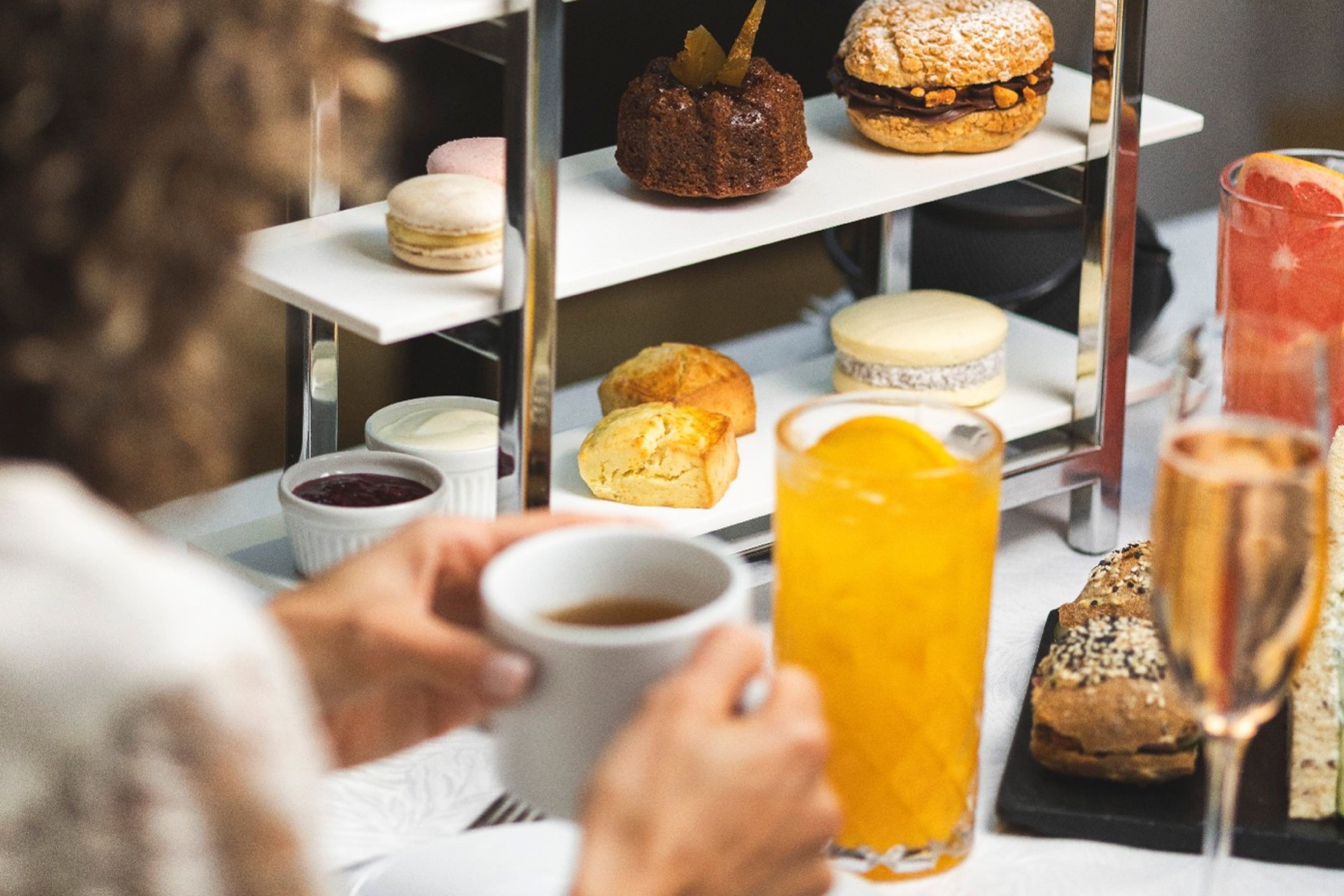 Joyas patrimoniales: siete experiencias para disfrutar hoteles y casonas con historia 7 La propuesta incluye té con scones, profiteroles y cheesecake, entre otras delicias